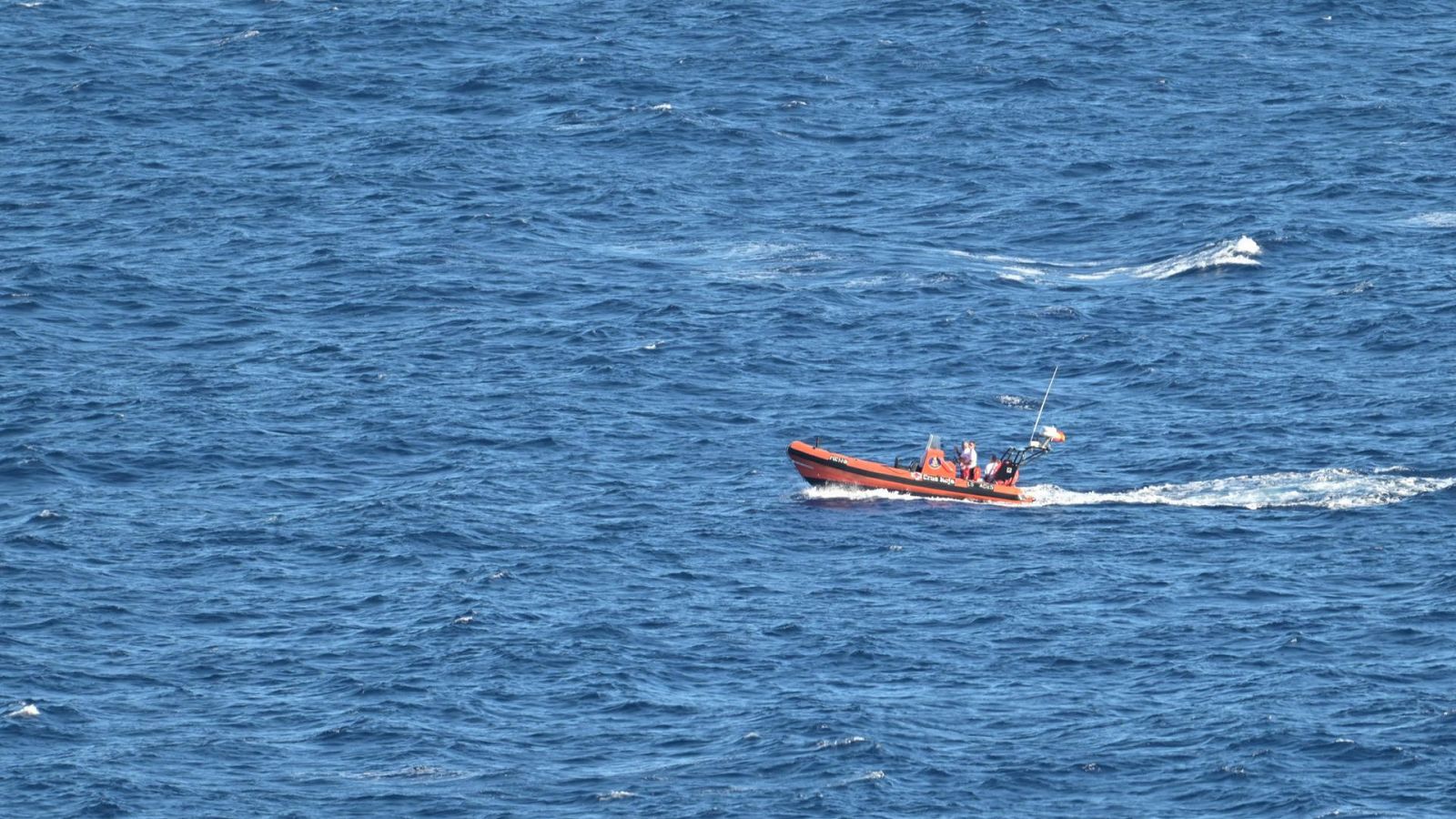 Buscan en El Hierro un cayuco a la deriva con 60 personas en la misma zona del naufragio