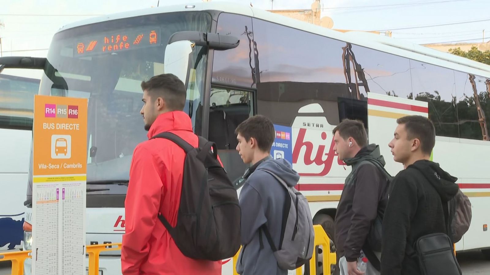 Usuaris esperant a l'autobús a l'estació de Sant Vicenç de Calders