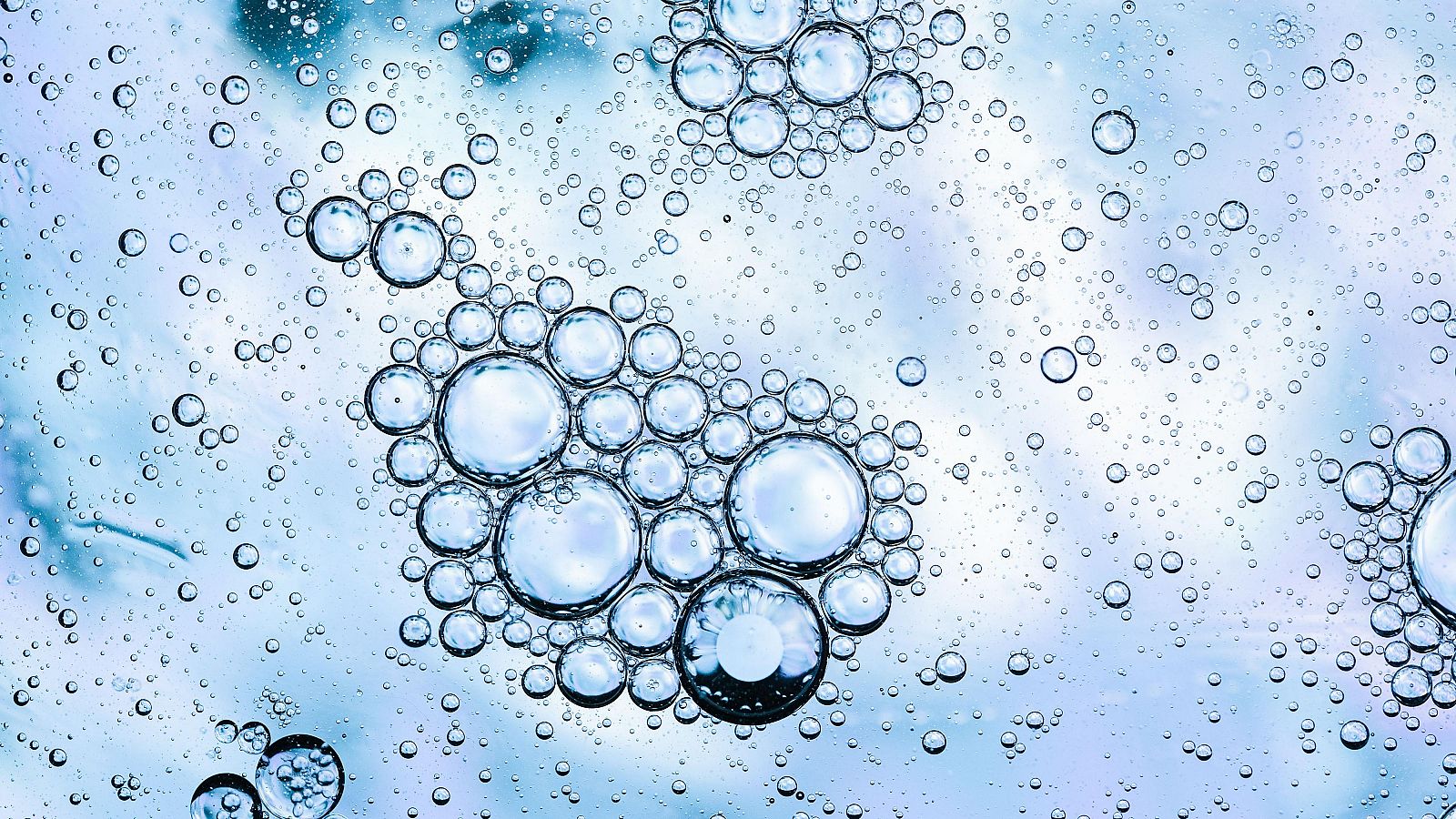 Formación de agua a escala molecular.