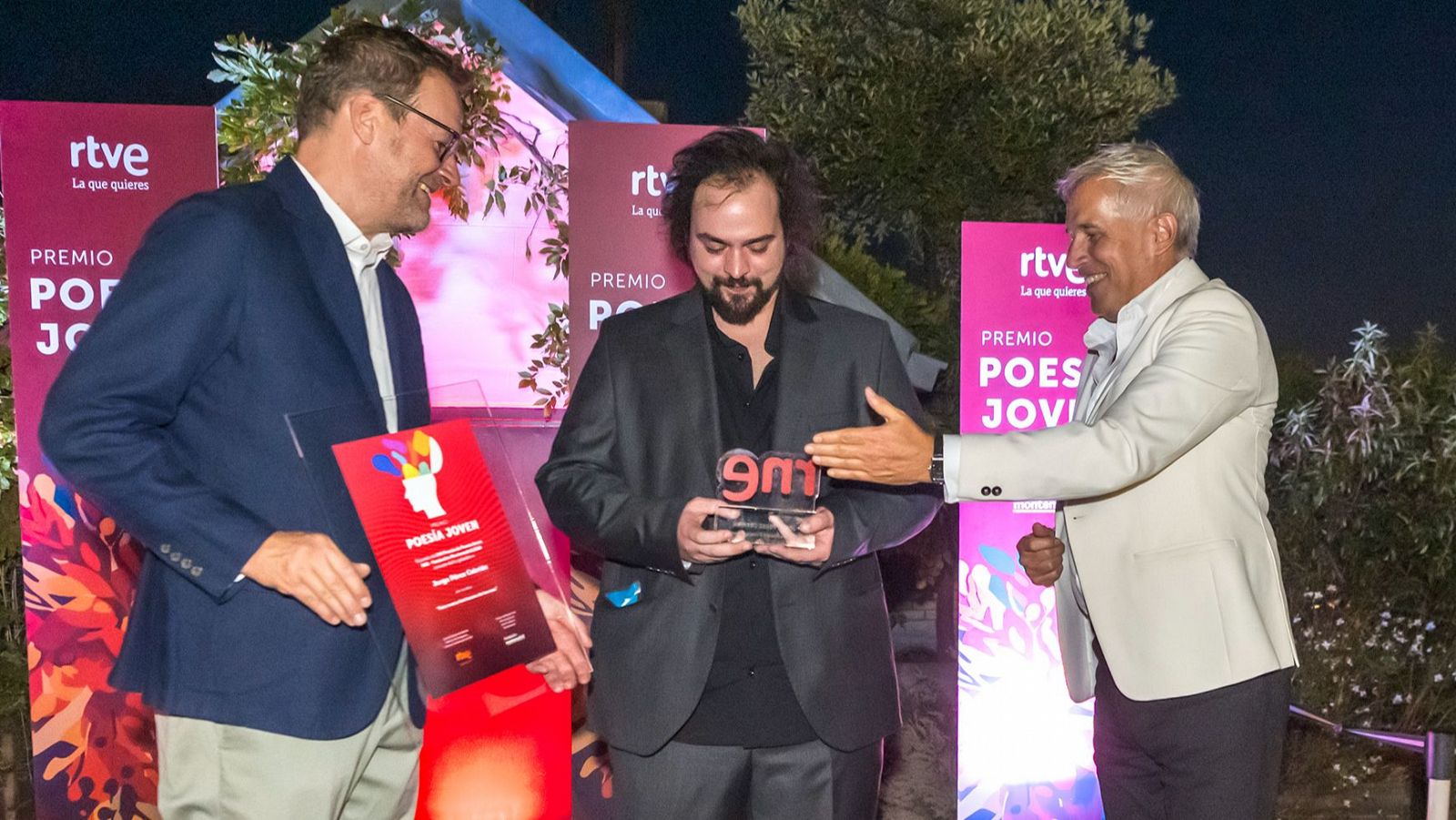 Ignacio Elguero, director de Divulgación, Cultura y Coordinación de RNE entrega el premio a Jorge Pérez Cebrián