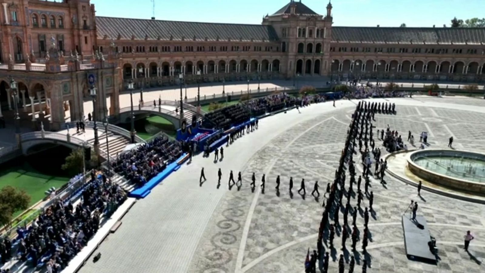 La Plaza de España de Sevilla acoge el acto central del Día de la Policía Nacional.