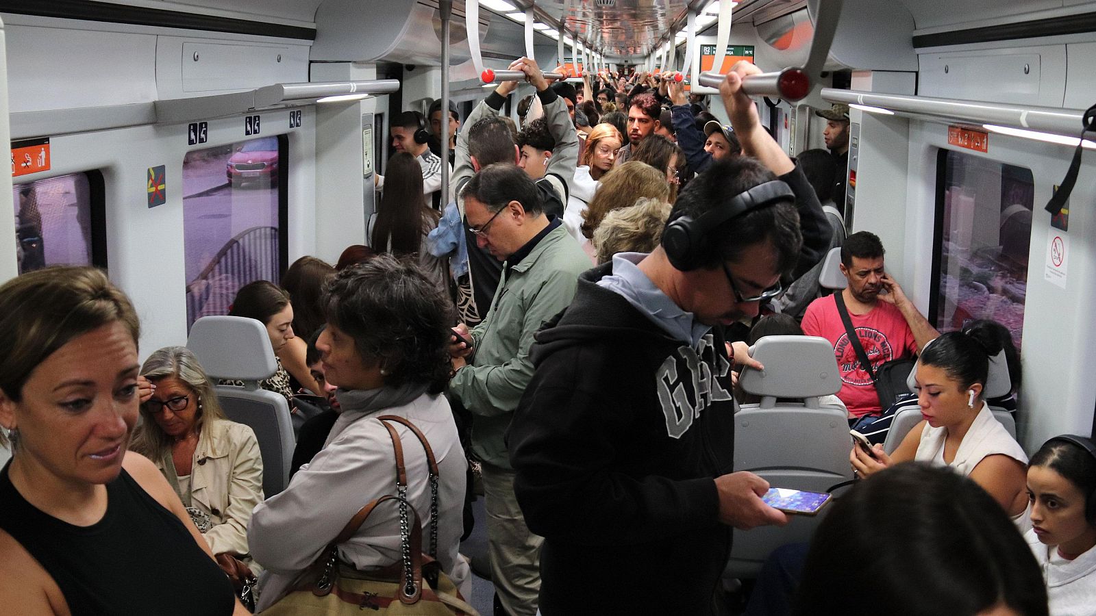 Alguns viatgers avisen que el tall a Roda de Berà incrementa l’ocupació d’una línia de Rodalies que ja estava saturada.