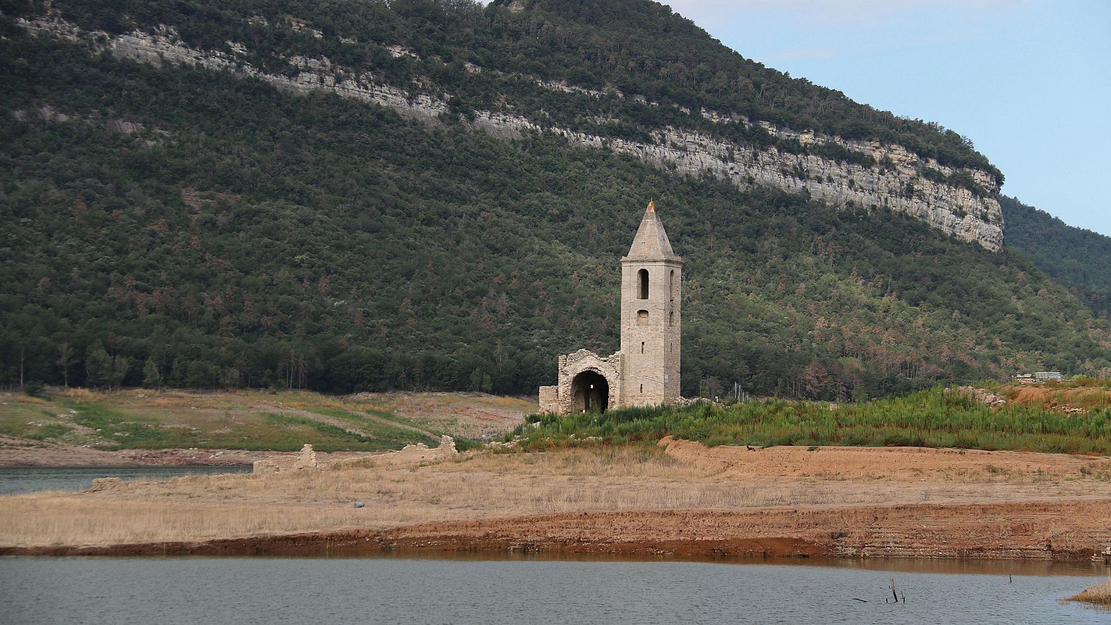 El campanar i l'esglèsia de Sant Romà de Sau ben visibles, prova de la sequera extrema que viu l'embassament  (ACN | Àlex Recolons/Aina Martí)