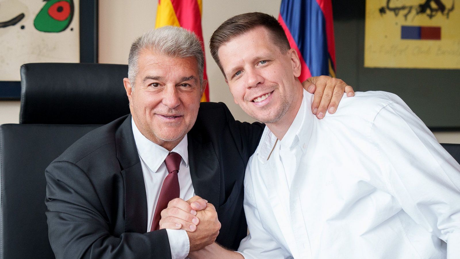 El presidente del Barcelona, Joan Laporta, posa con el nuevo portero Wojciech Szczesny