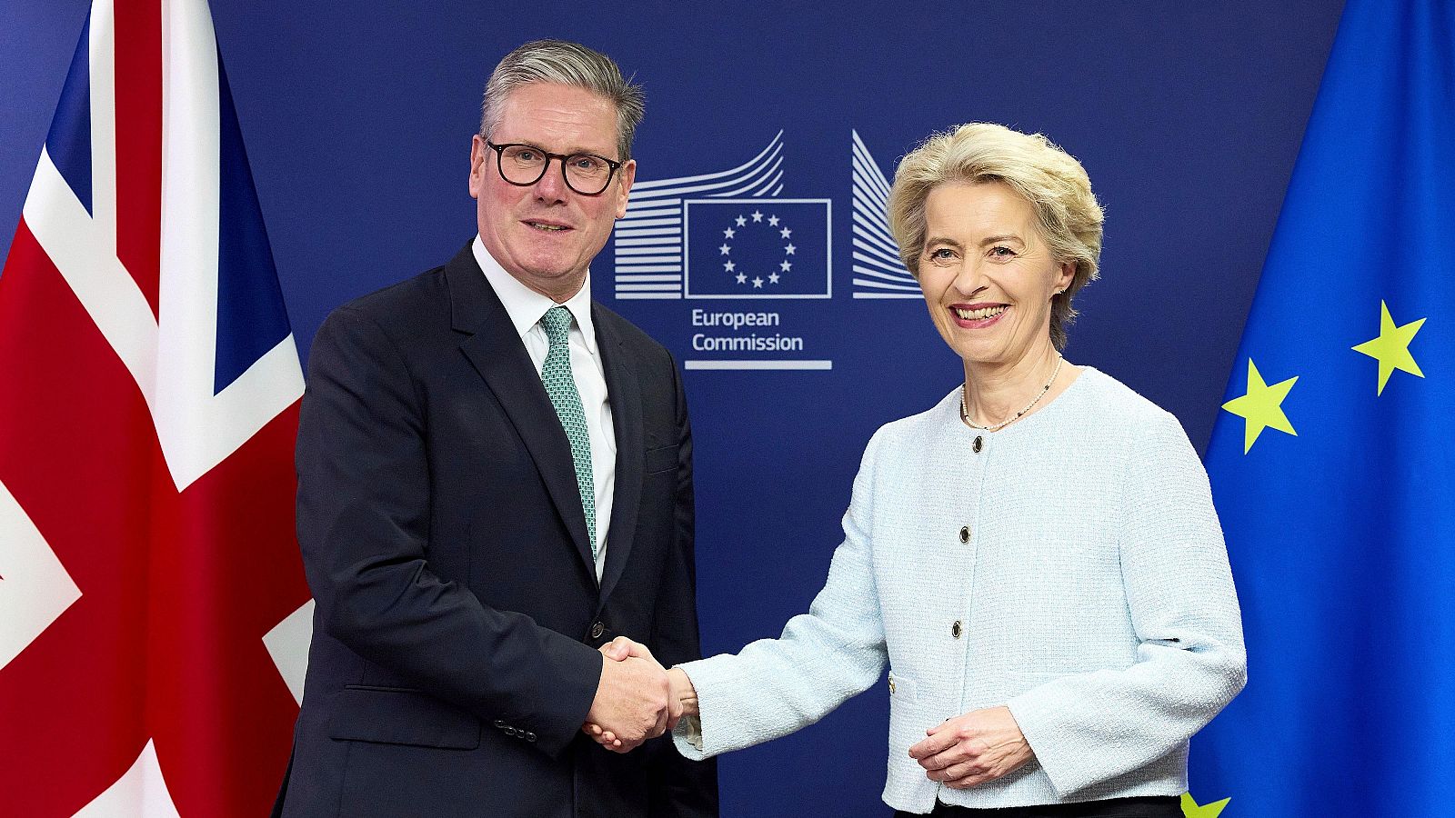 El Primer Ministro británico, Keir Starmer, estrecha la mano de la Presidenta de la Comisión Europea, Ursula von der Leyen, en la sede de la Comisión Europea