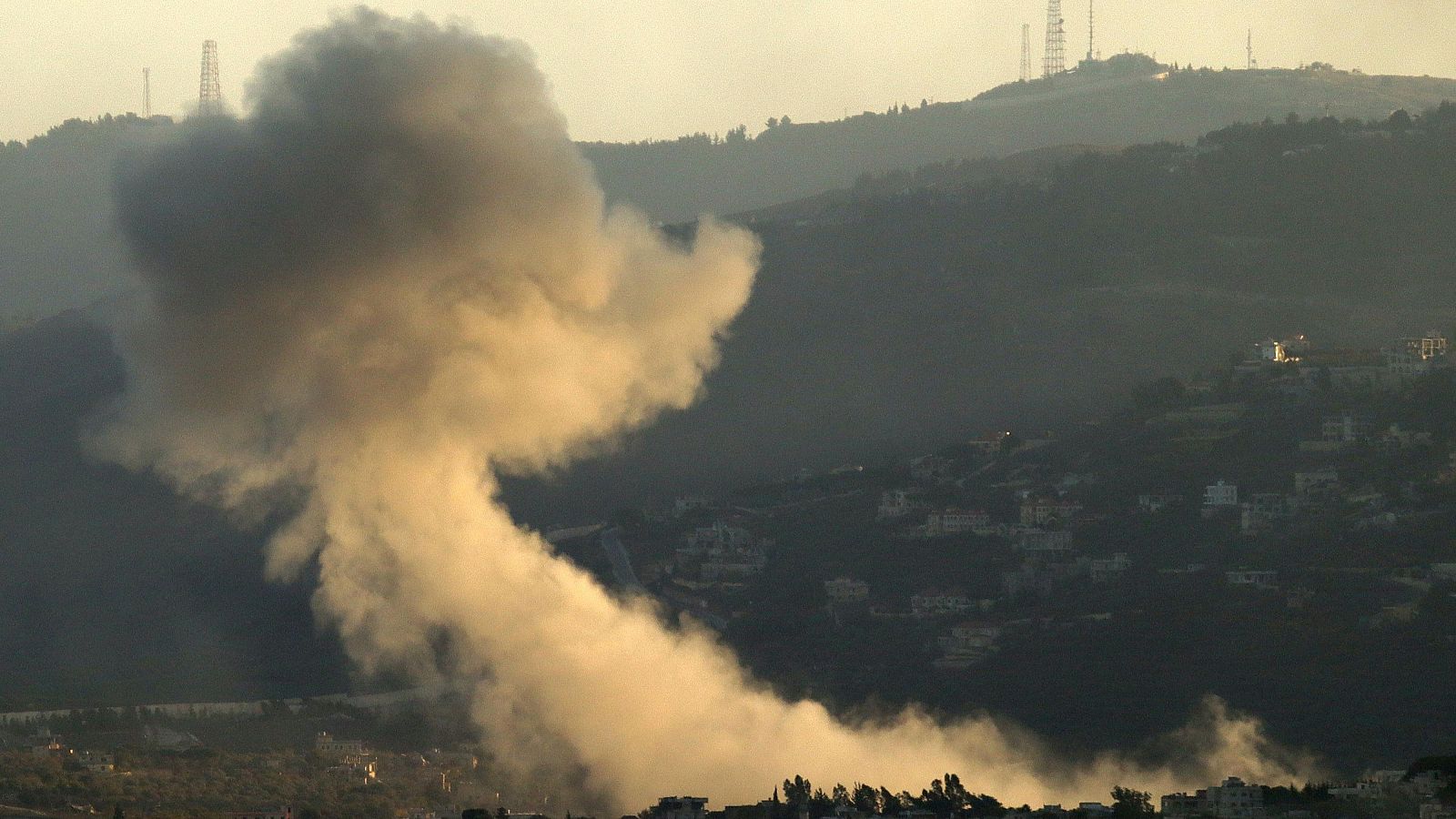 Conflicto Israel - Irán: imagen de un bombardeo israelí en el sur del Líbano