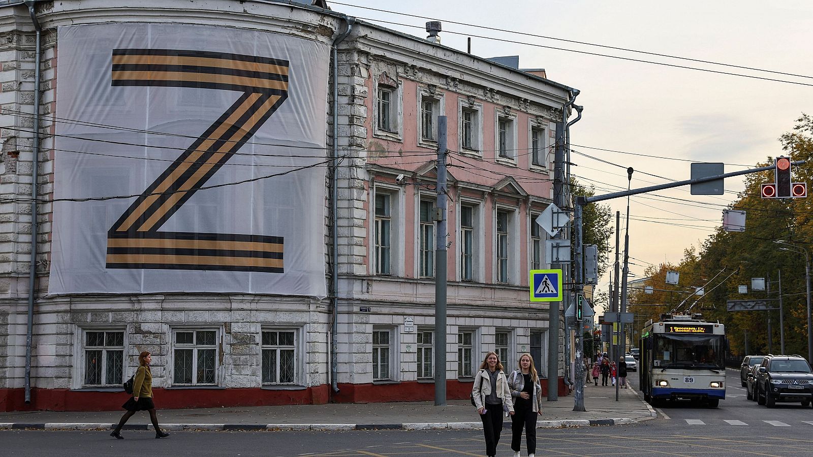 Una calle de Yaroslavl exhibe una pancarta con el símbolo "Z" en apoyo a las fuerzas armadas rusas que participan en la invasión de Ucrania