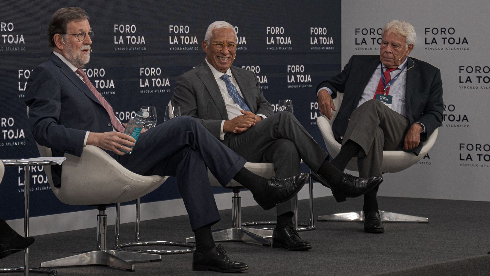 Los expresidentes Mariano Rajoy, Antonio Costa y Felipe González en una mesa de debate en el Foro La Toja, en O Grove