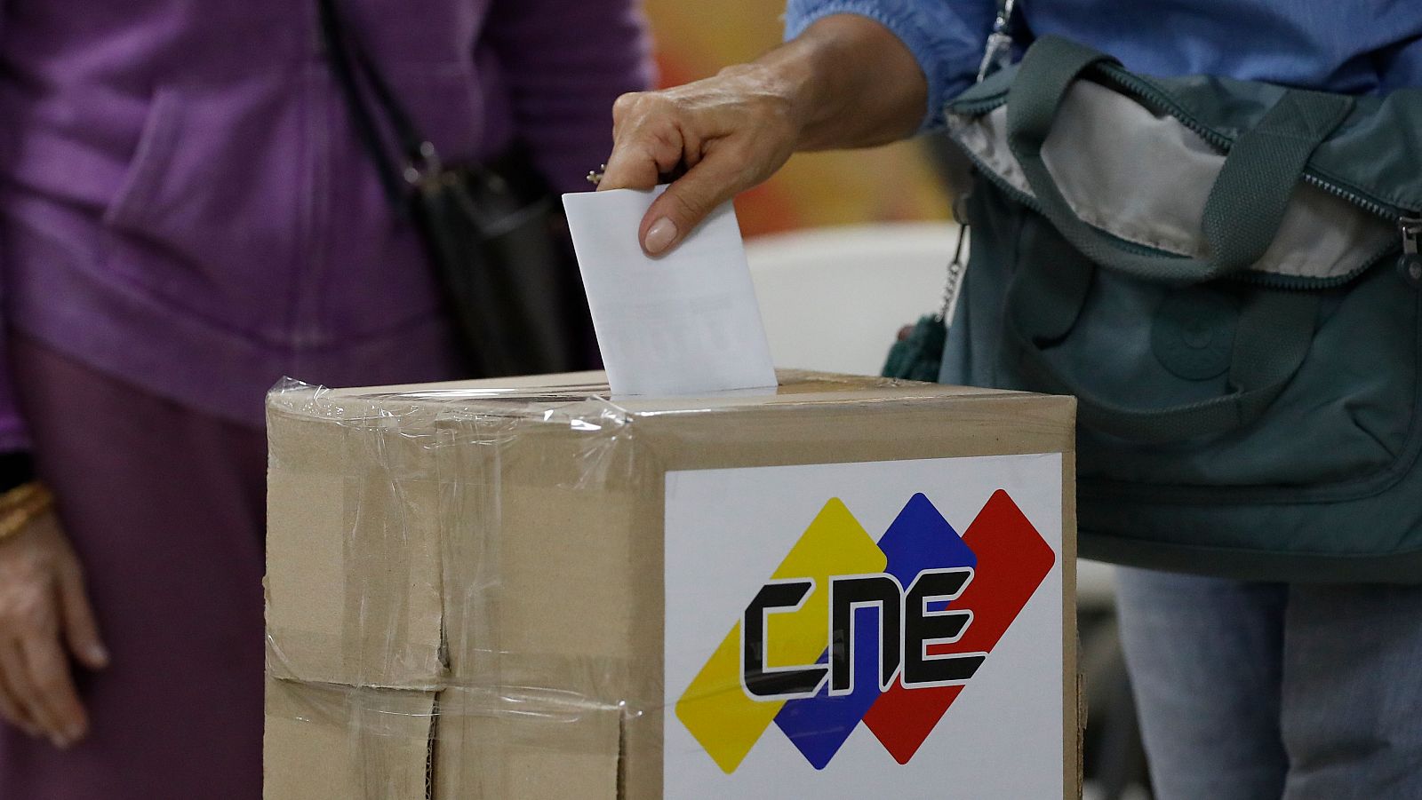 Una ciudadana votando en las elecciones presidenciales de Venezuela del pasado julio