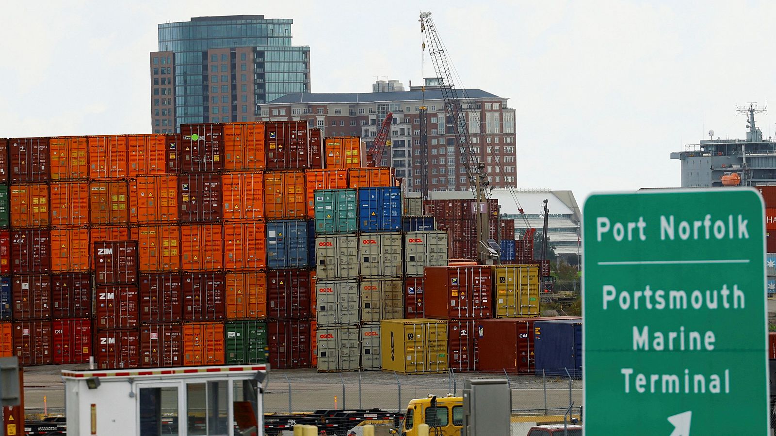 Contenedores en la Terminal Marítima de Portsmouth, Virginia, Estados Unidos