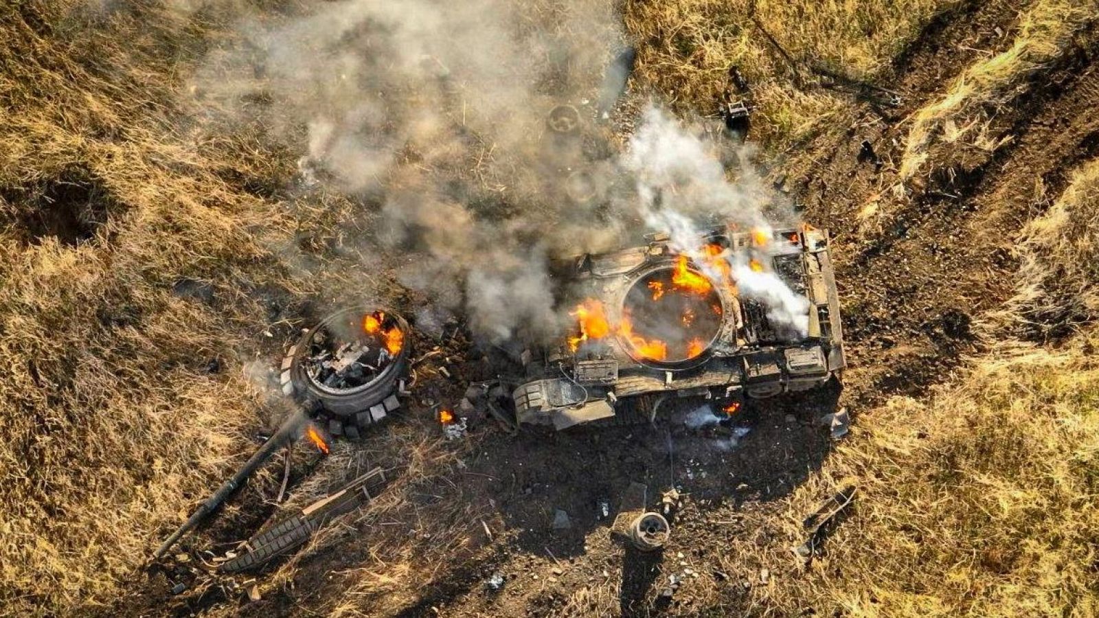 Imagen de archivo de un tanque ruso ardiendo en un campo cerca de la ciudad de Vuhledar, en medio de un ataque ruso.  Ucrania afirma haber alcanzado un almacén de combustible en Voronezh.