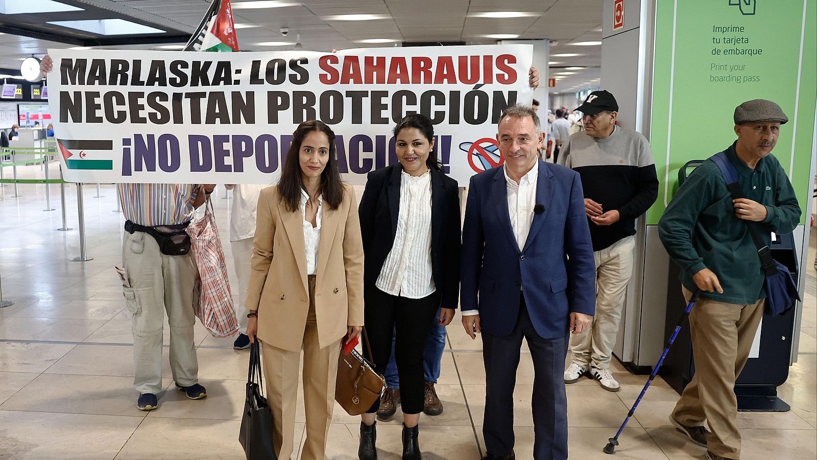 La portavoz de Más Madrid en el Congreso, Tesh Sidi (d), y el diputado por Sumar en el Congreso, Enrique Santiago (d), ajunto a la abogada Fatma El Galia (c)