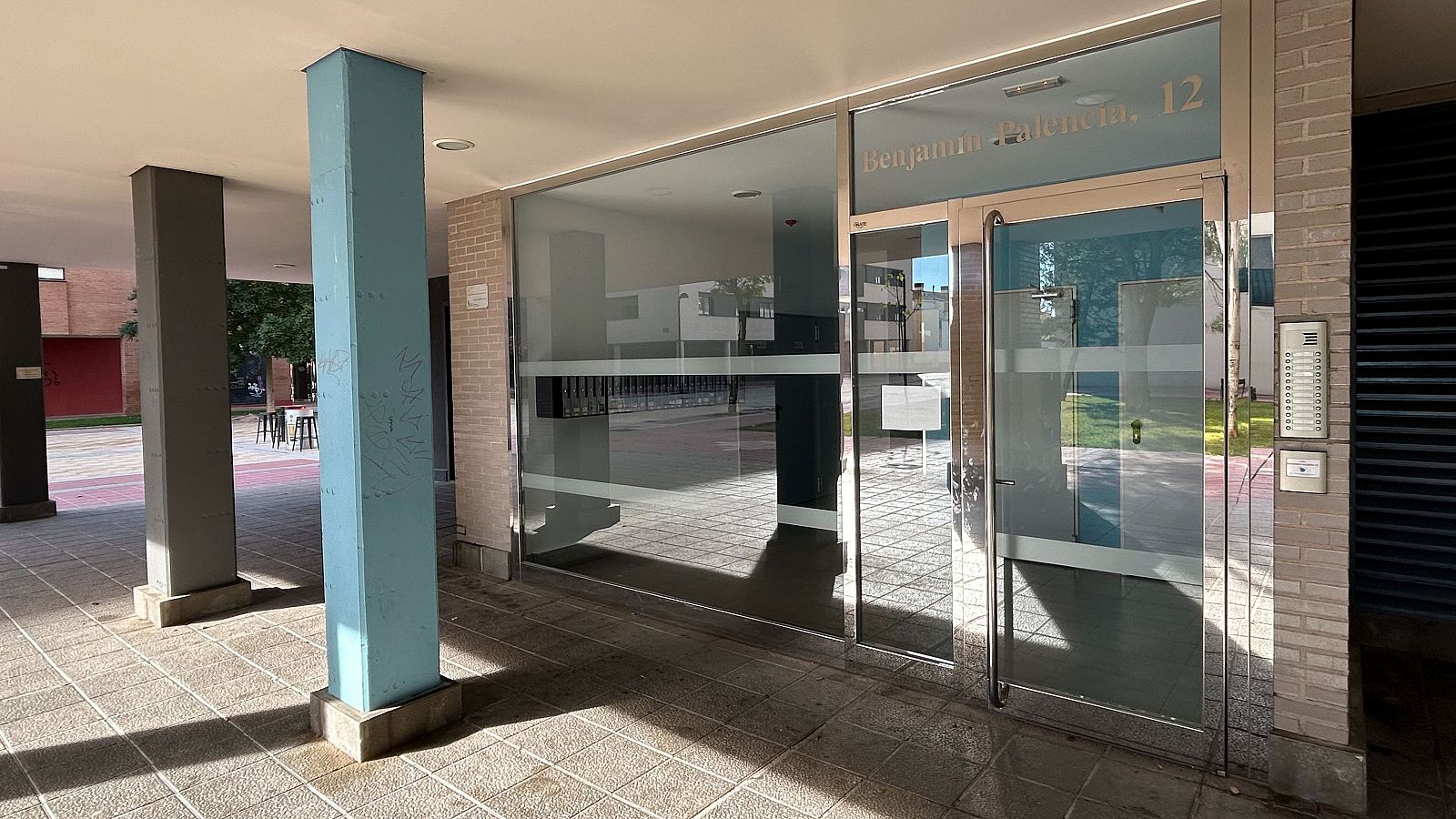 Vista del portal de una vivienda de la calle Benjamín Palencia, en el barrio de La Estación de Aranda de Duero (Burgos)