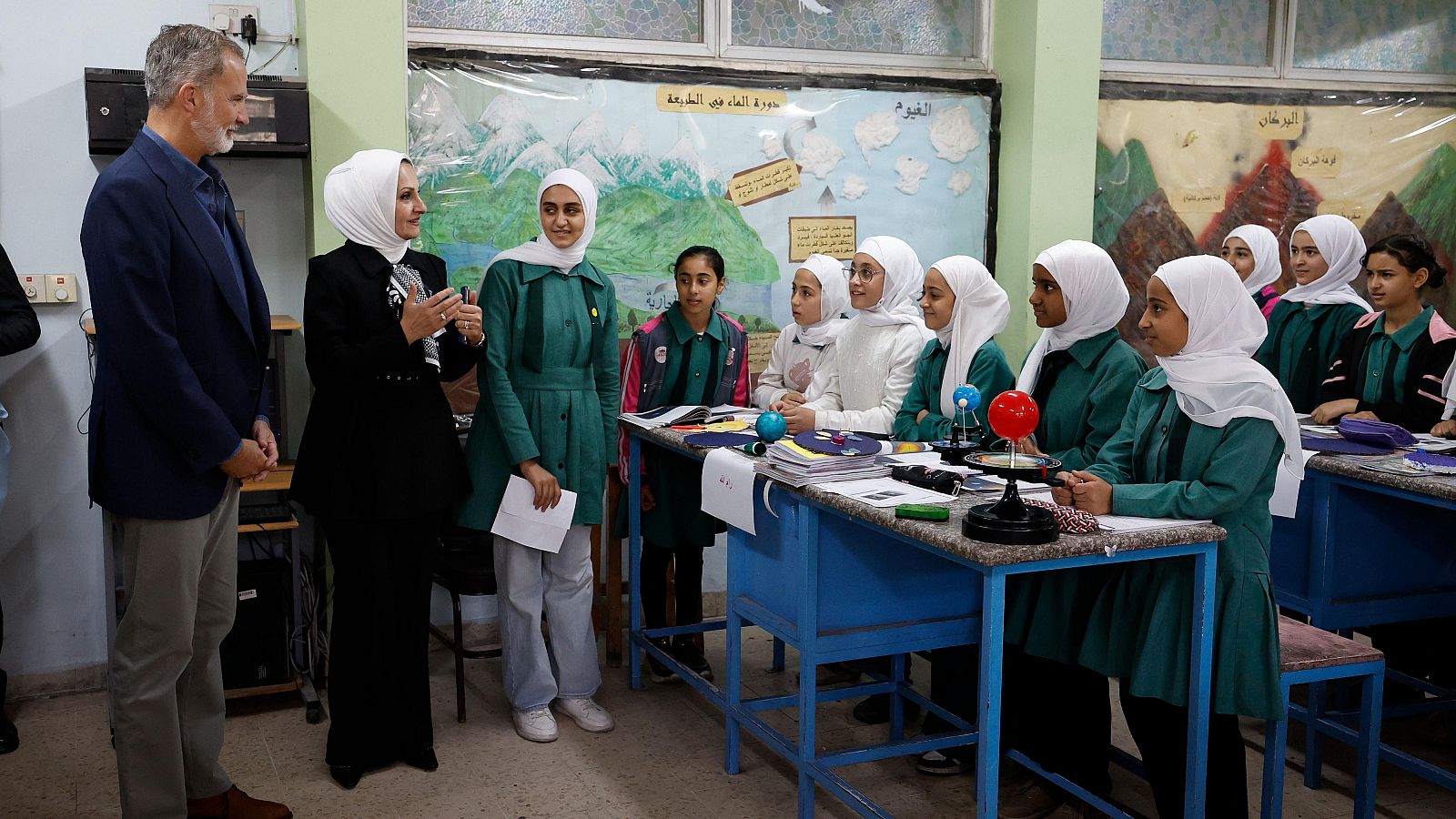 Felipe VI conoce un centro escolar para niñas durante su visita este domingo al campo de refugiados palestinos de Baqa'a