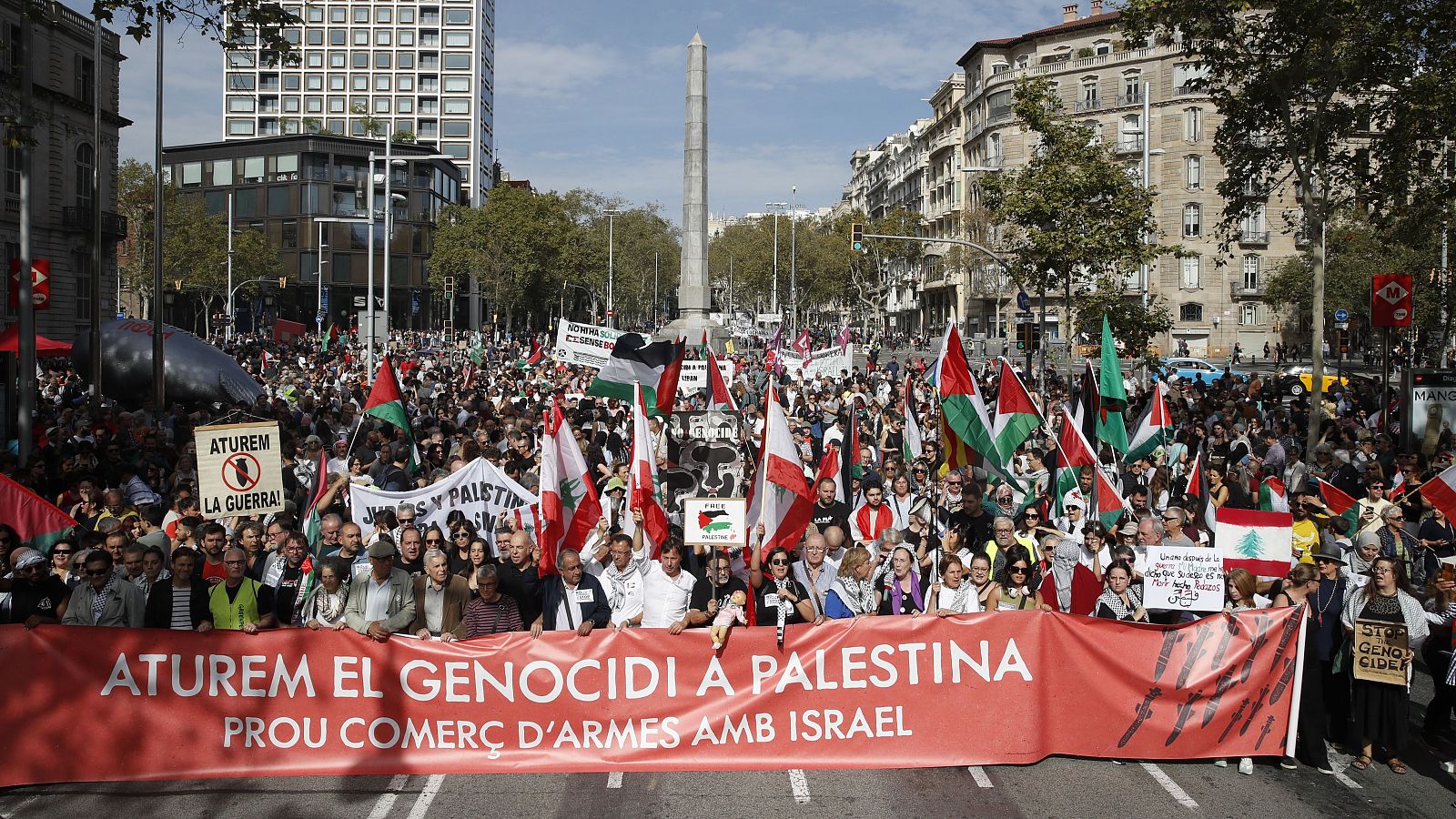 Capçalera de la manifestació contra l'ofensiva israeliana a Gaza i el Líban a dalt de tot del Passeig de Gràcia de Barcelona