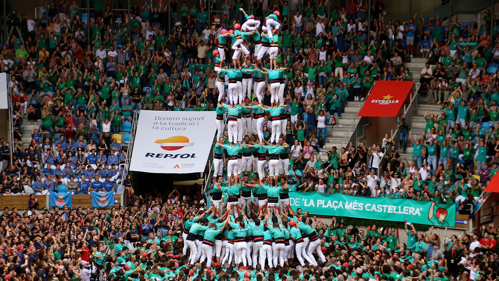 Els Castellers de Vilafranca carreguen el 9 de 9 que els ha donat la victòria al concurs