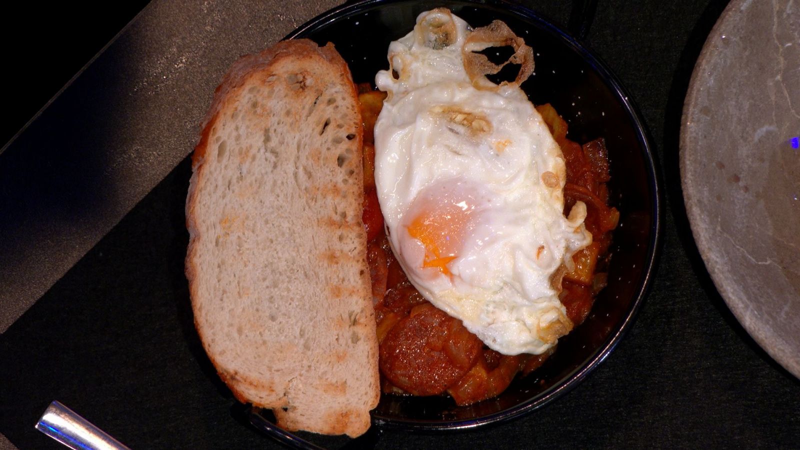 Receta de huevos a la riojana con pan tostado y peras al vino tinto