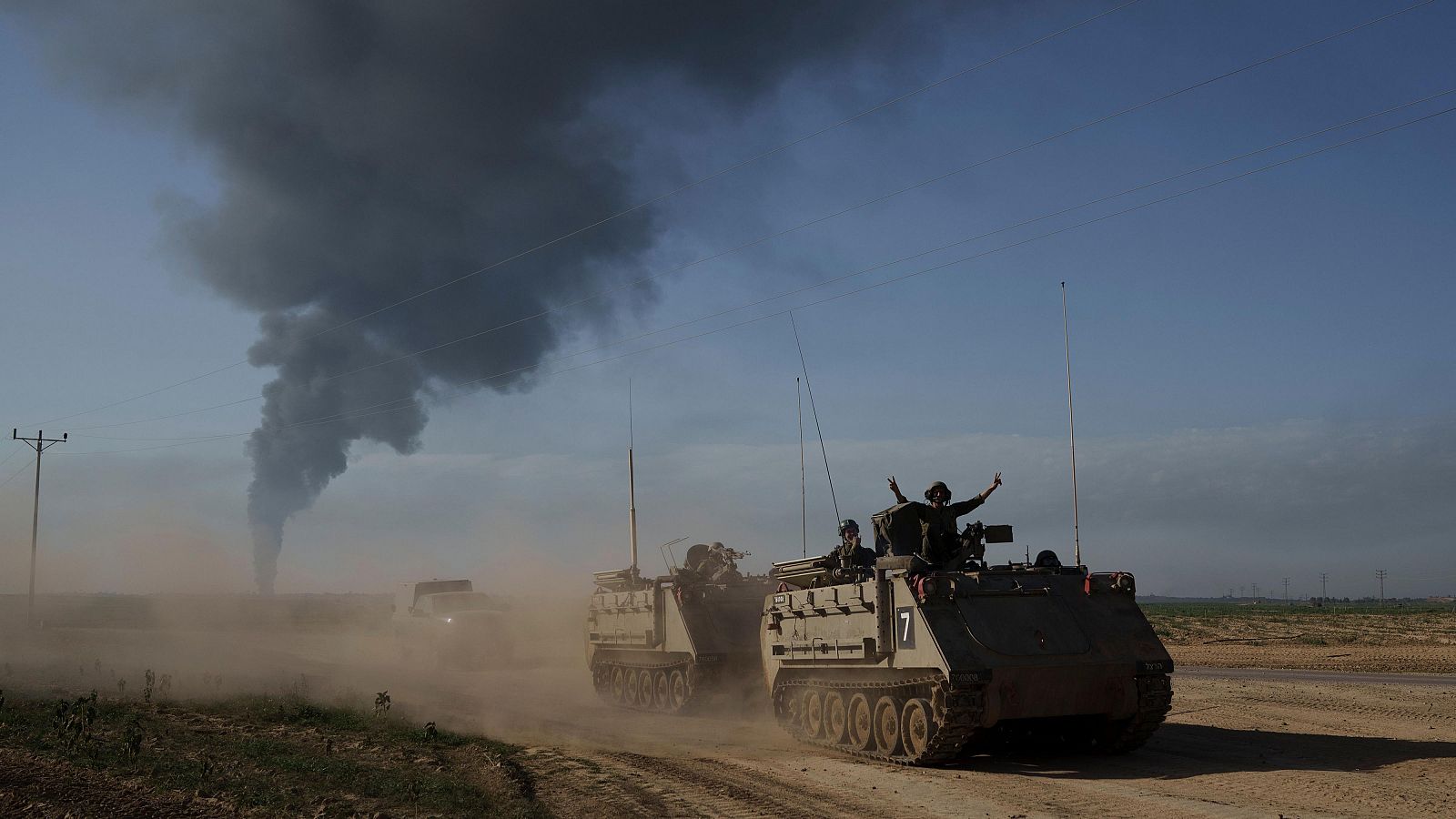 Soldados israelíes en tanques cerca la Franja de Gaza en una imagen de archivo