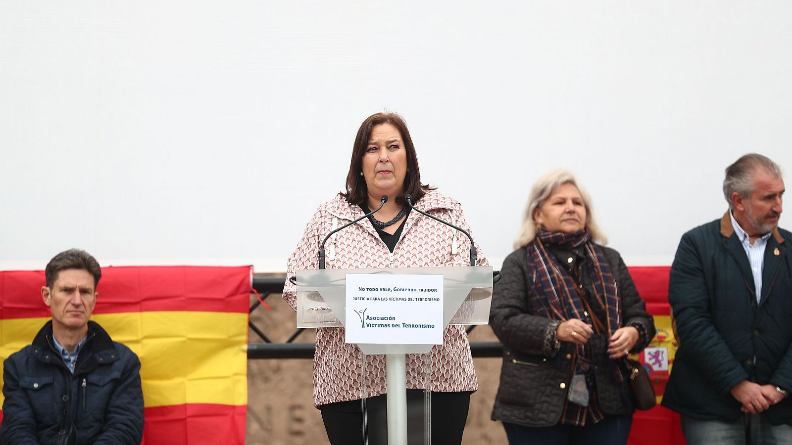 La presidenta de la AVT, Maite Araluce, durante una manifestación en la plaza de Colón en Madrid