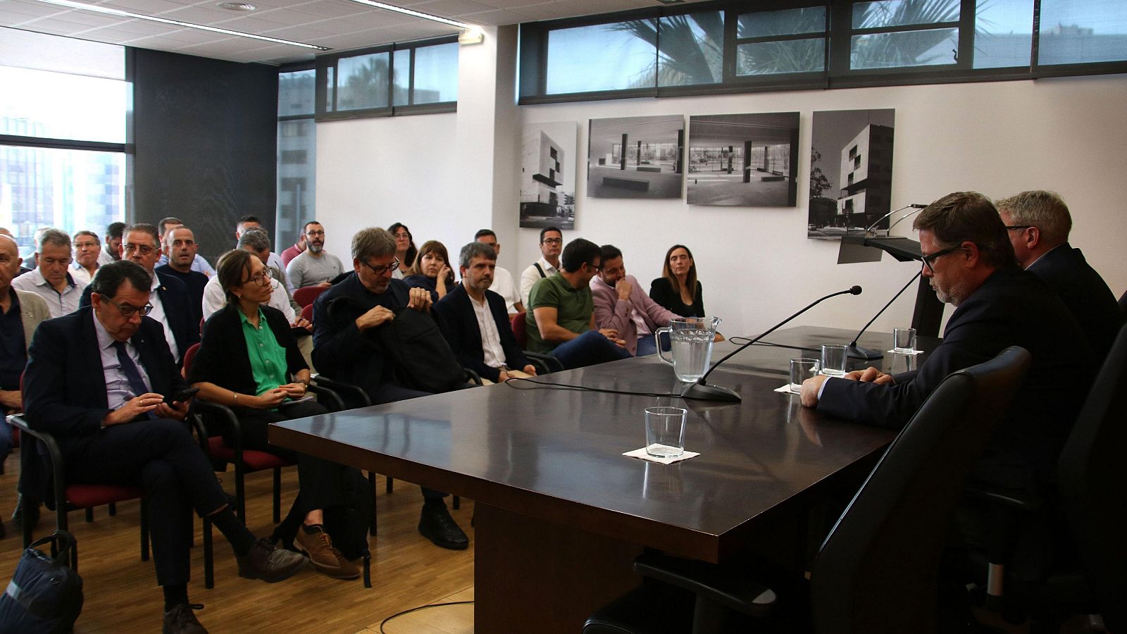 Els alcaldes afectats pel tall ferroviari reunits amb el director de Rodalies, Antonio Carmona, i el subdelegat del govern espanyol a Tarragona, Santiago Castellà.