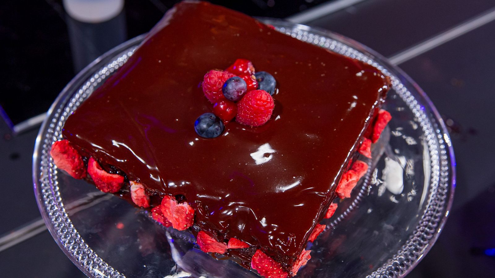 Receta de tarta Sacher de chocolate, fresas y arándanos de Marina Rivers en MasterChef Celebrity 9