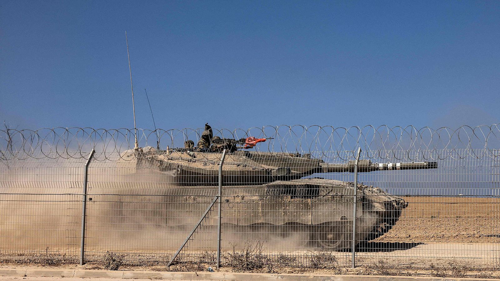 Un tanque israelí cerca de la frontera con Gaza