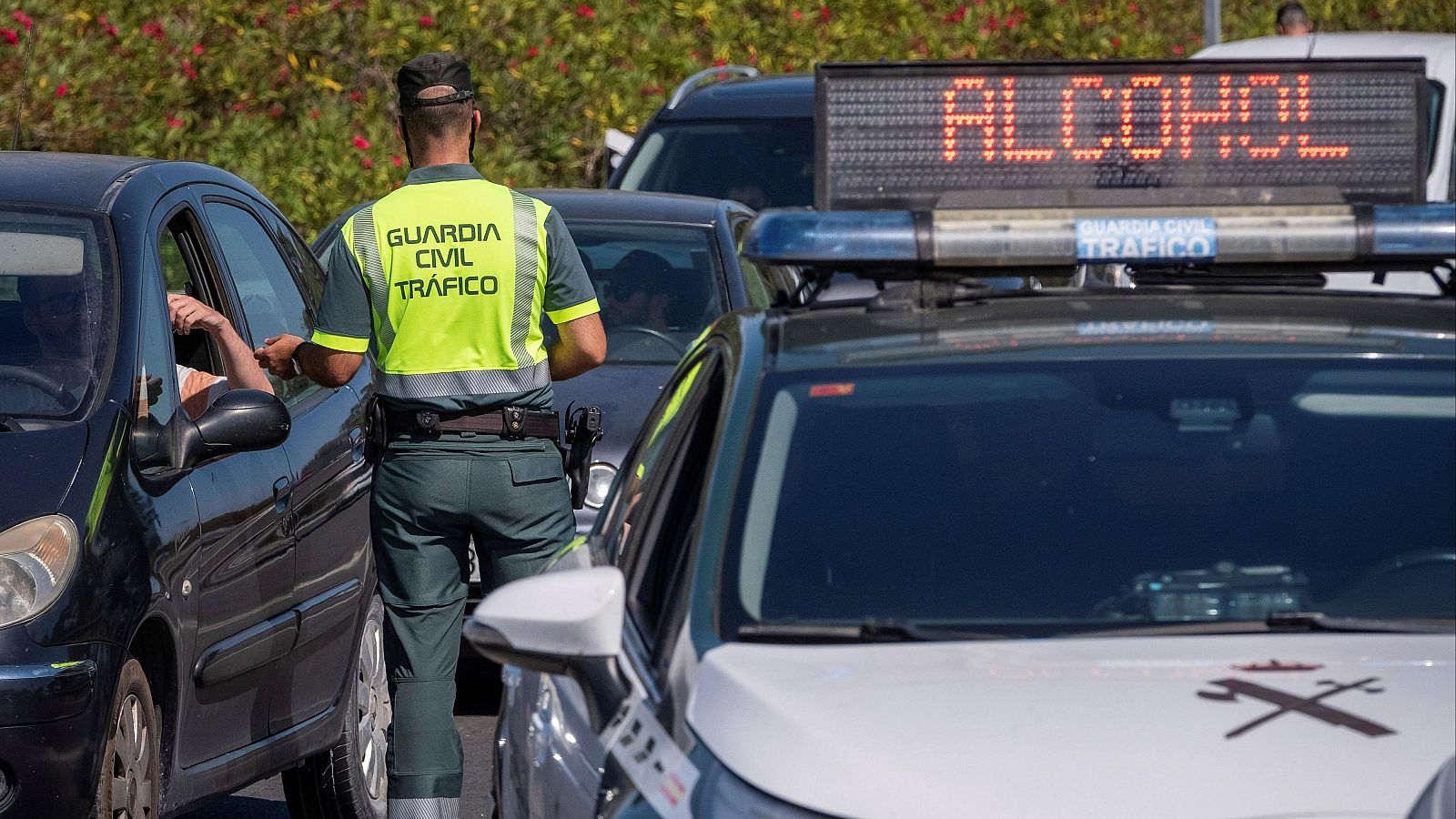 Agentes de la Guardia Civil realizan pruebas de alcoholemia durante un control en Aljaraque (Huelva)