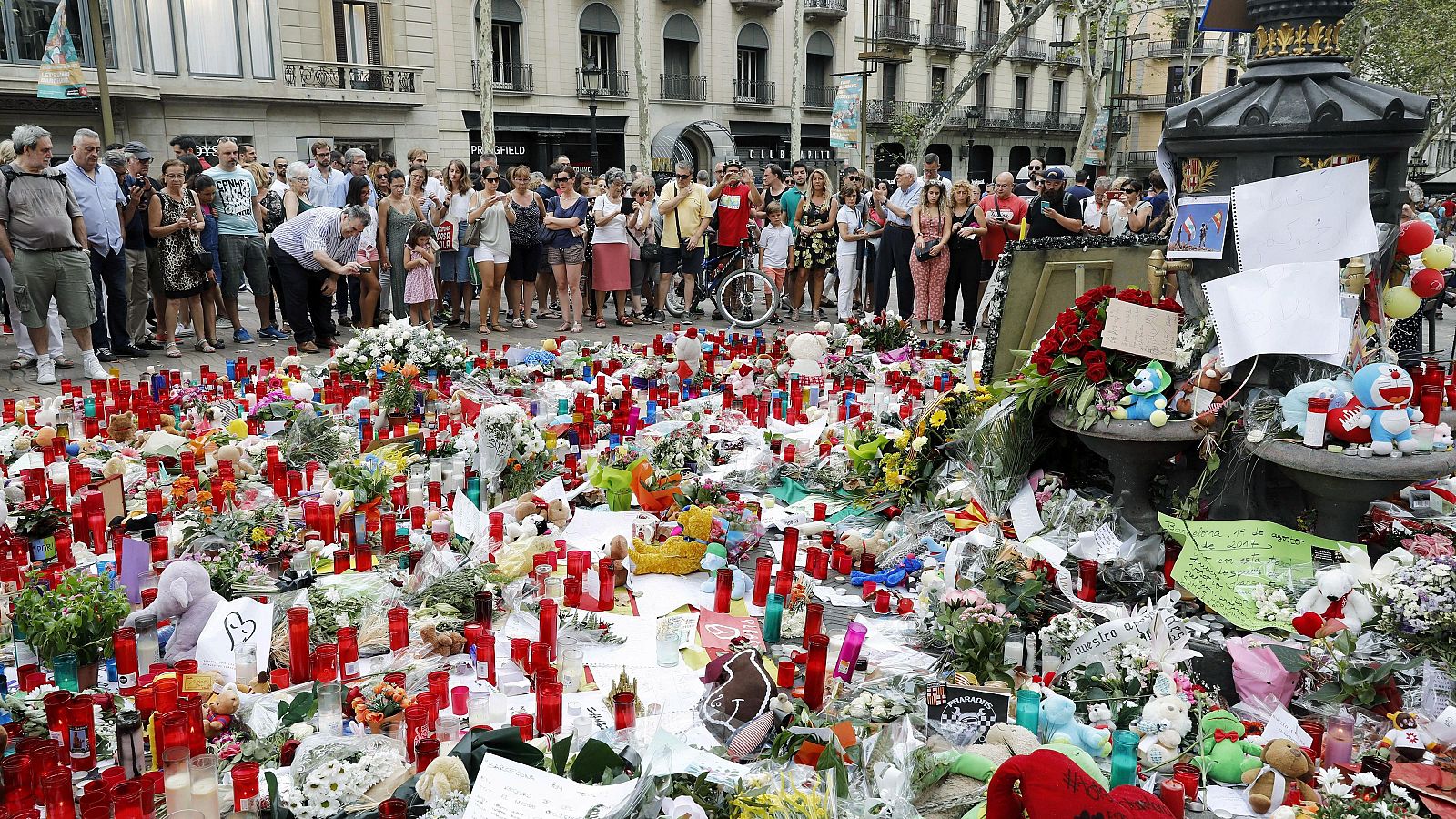 Imagen de archivo de flores y mensajes depositados tras los atentados en las Ramblas