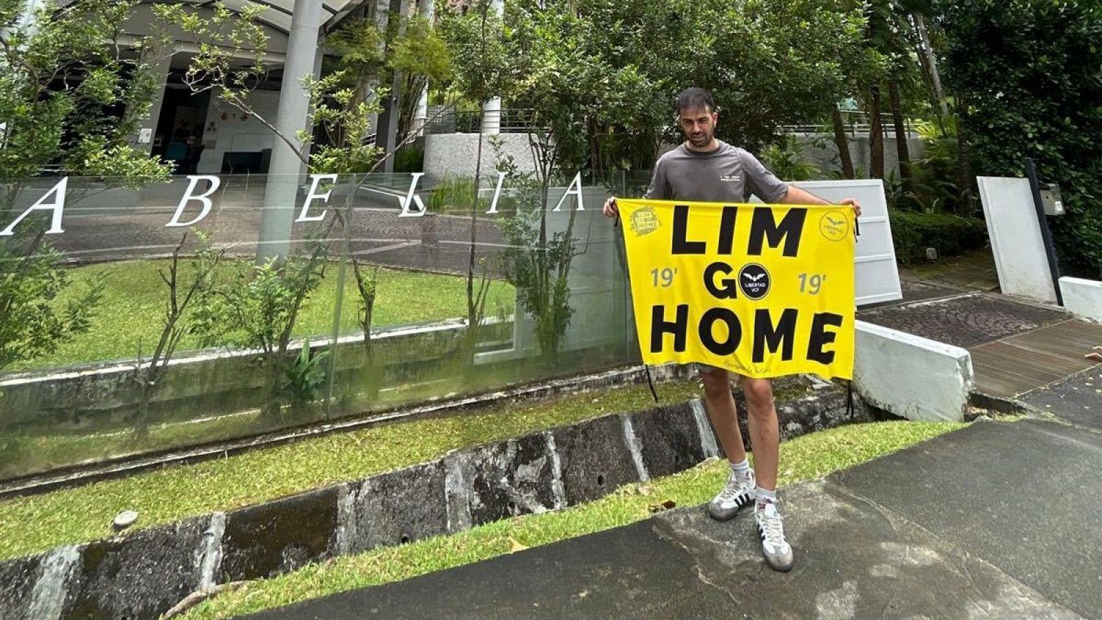 Ciudadano español protestando contra Peter Lim ante un edificio propiedad del magnate