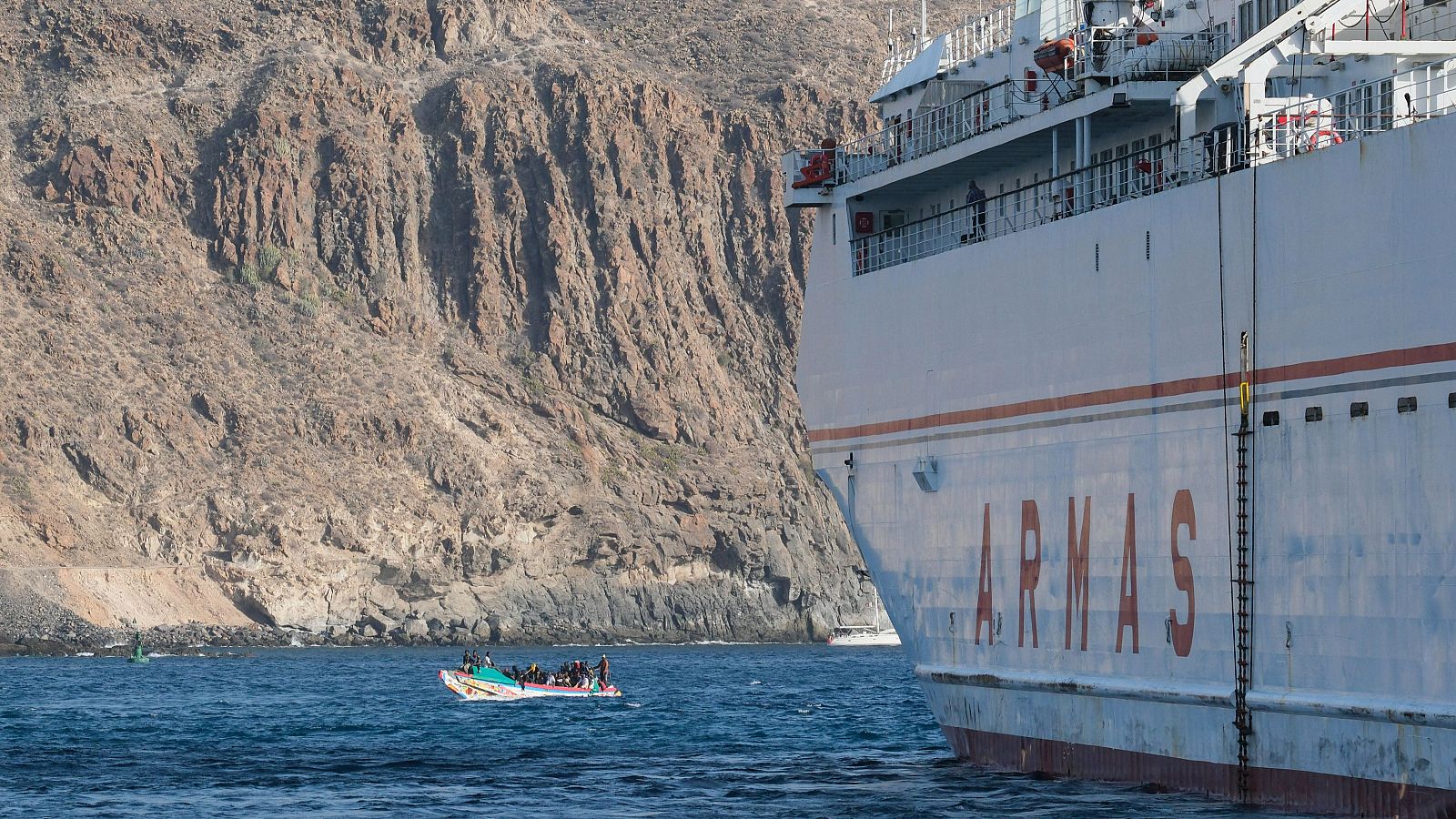 Una embarcación de Salvamento Marítimo a un cayuco en Tenerife