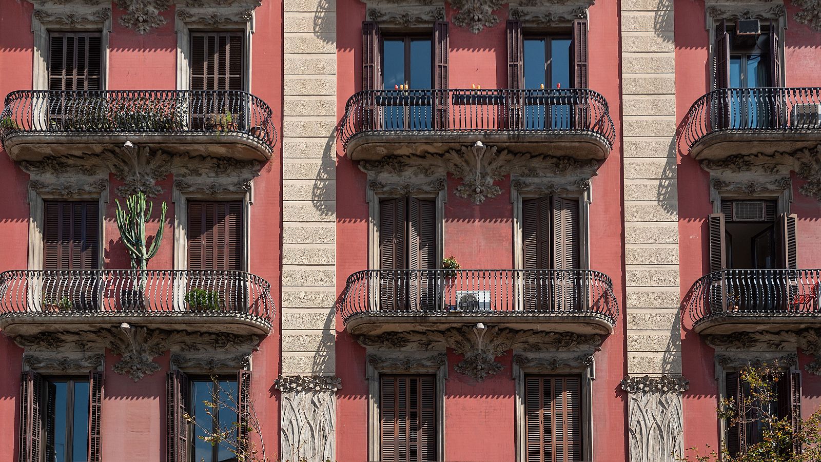 El Constitucional tumba unos artículos clave de la ley catalana de 2022 sobre la emergencia habitacional