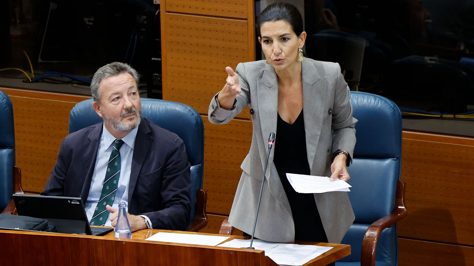 La portavoz de Vox en la Asamblea de Madrid, Rocío Monasterio, y José Antonio Fúster