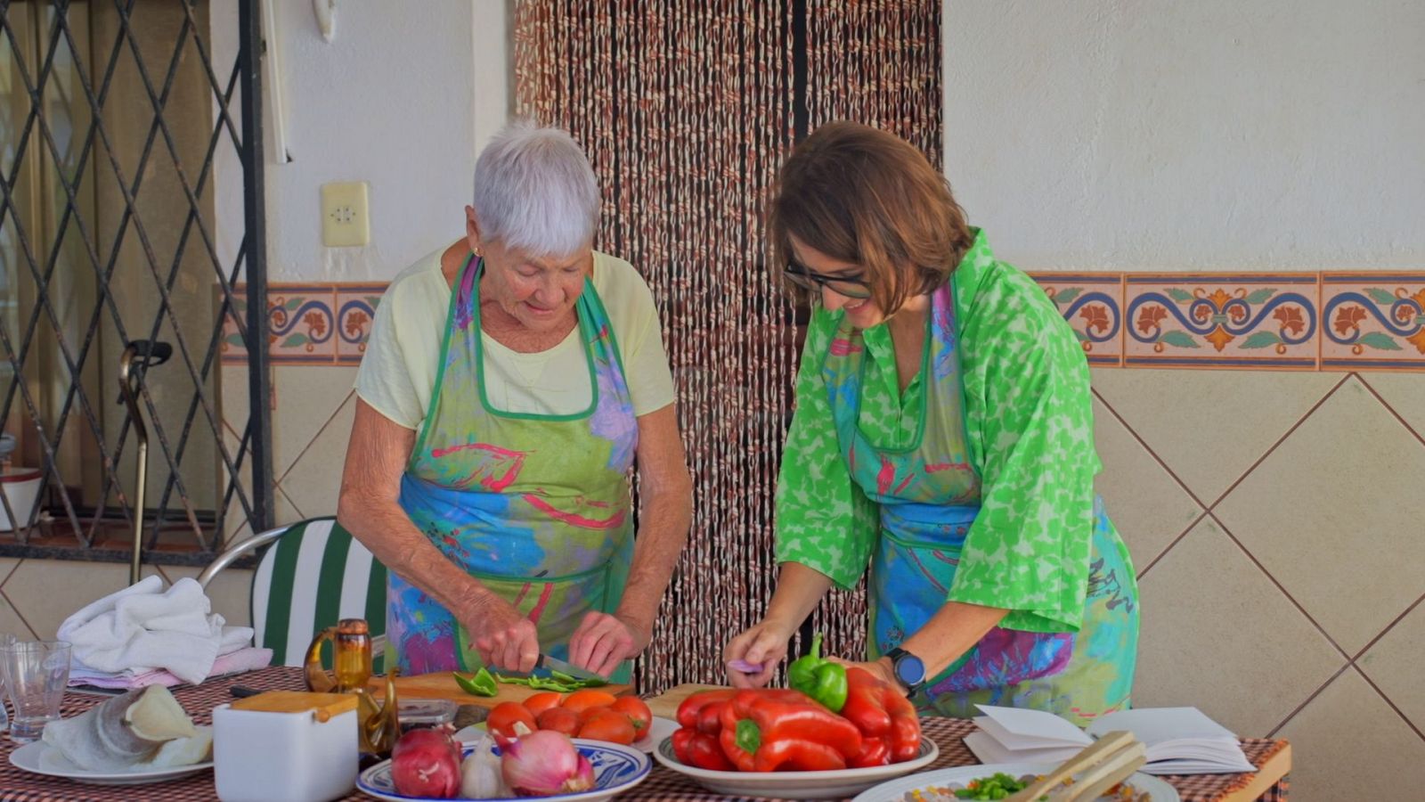 Sílvia Abril preparant l'esqueixada de bacallà amb la Margarida, a 'La recepta perduda'