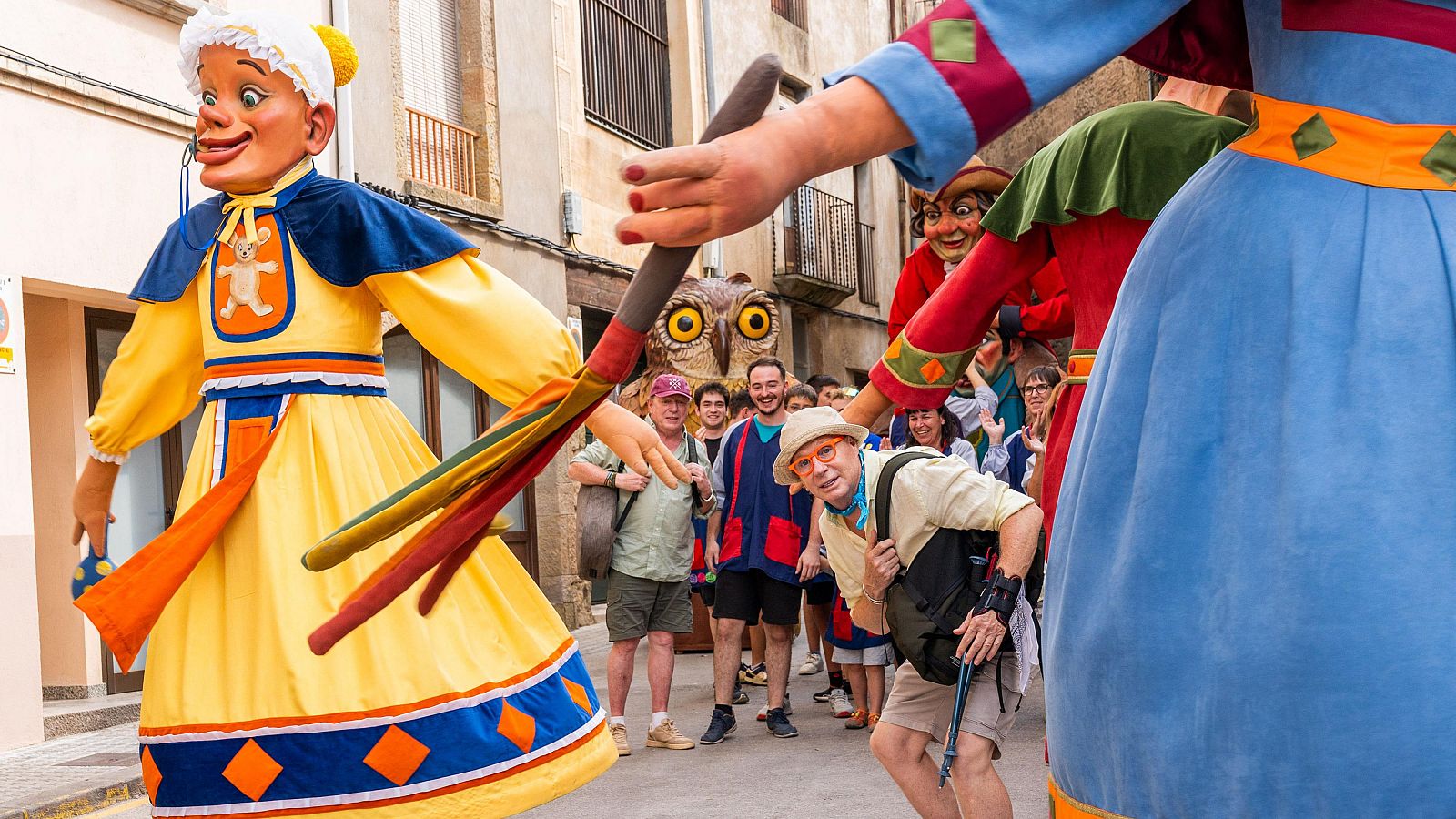 Jorge y César Cadaval se enfrentan a la danza de los gigantes del Carnaval de Solsona en la Ruta Morancos