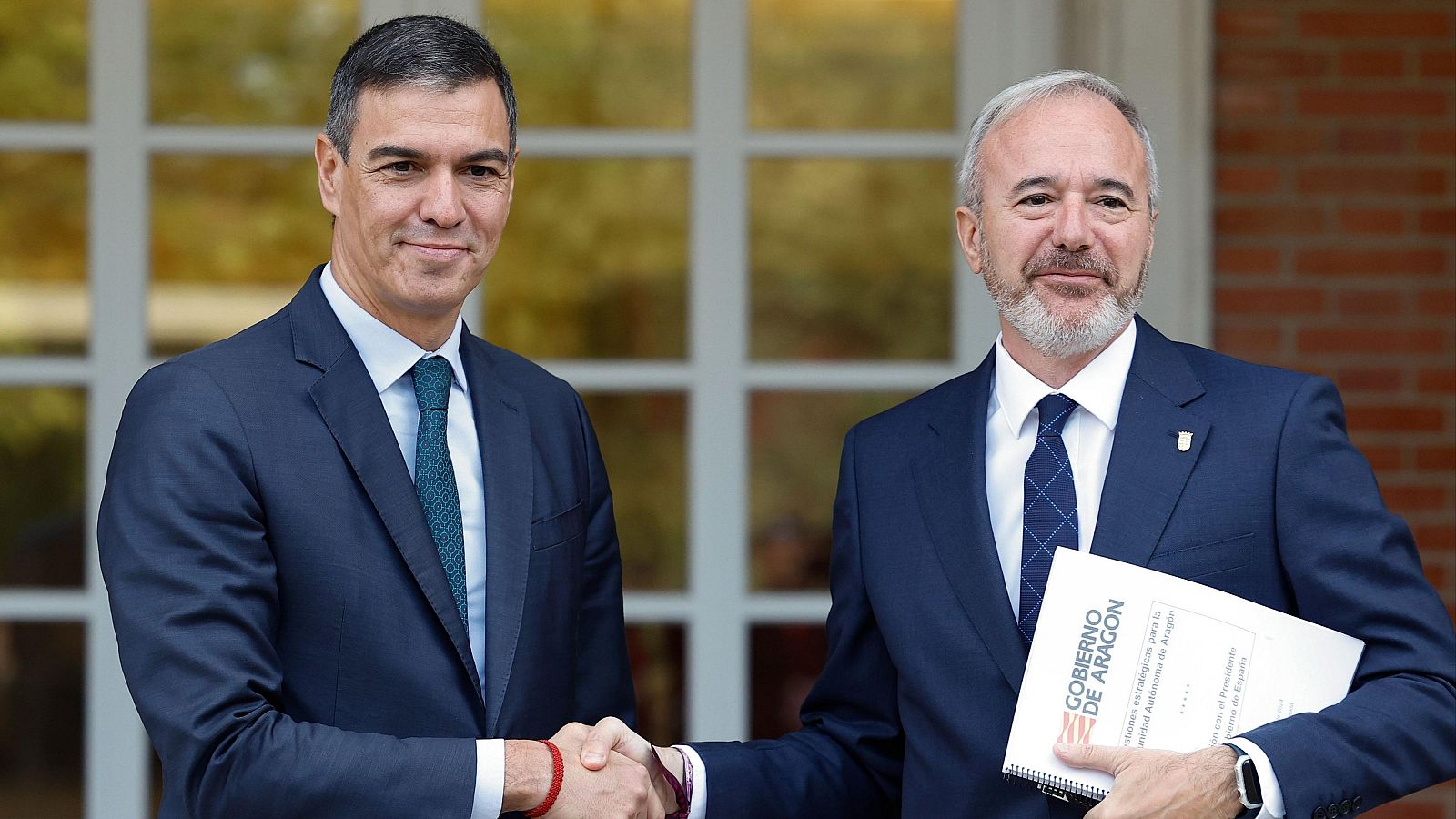 El presidente del Gobierno, Pedro Sánchez, recibe al presidente de Aragón, Jorge Azcón (d), este jueves, en el Palacio de la Moncloa