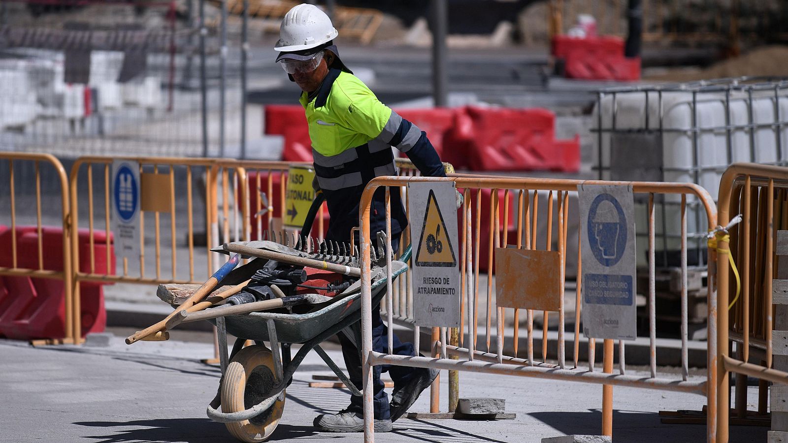 Trabajo plantea ampliar las bonificaciones a pymes y los sindicatos piden reducir la jornada por la vía legal