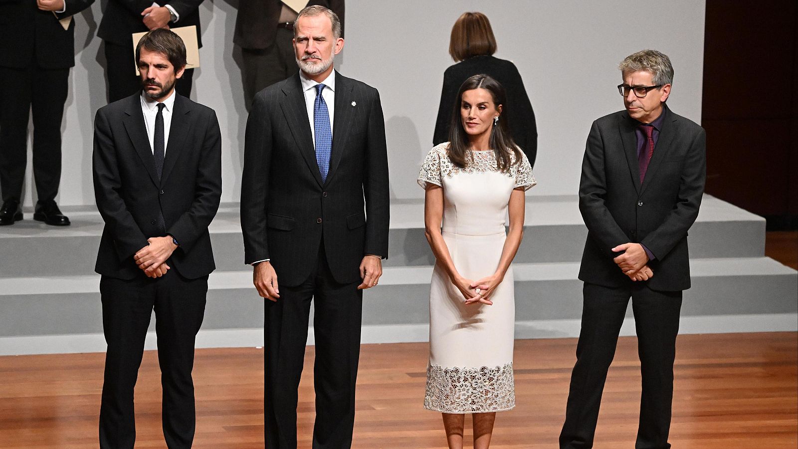 Los Reyes en la entrega de premios acompañados por el Ministro de Cultura y el director del museo Reina Sofía