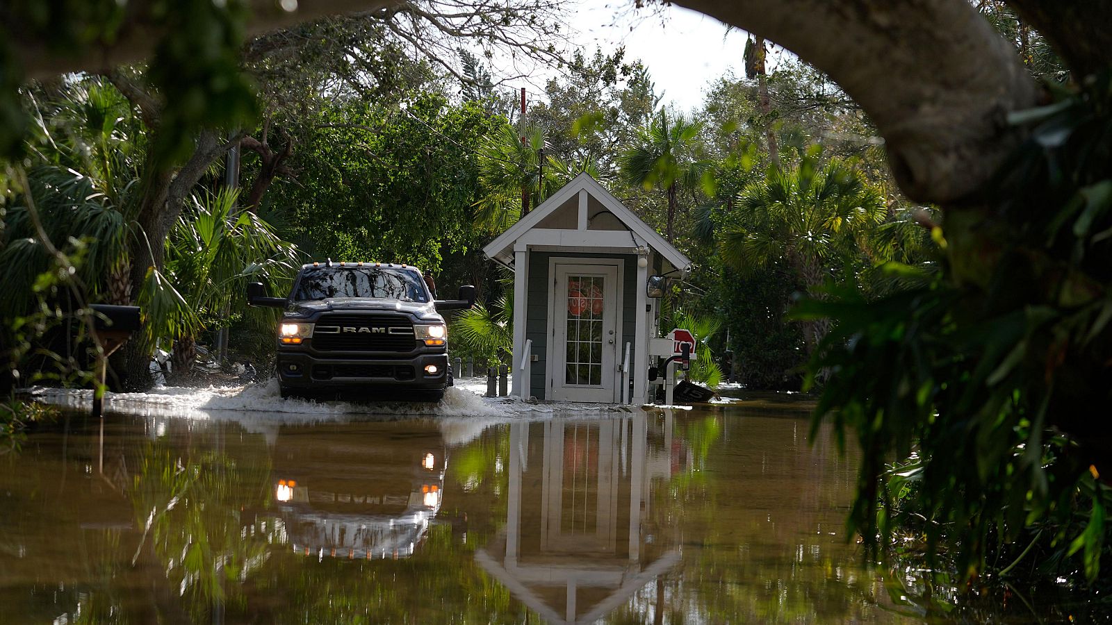 Una camioneta en una calle inundada en Siesta Key, Florida