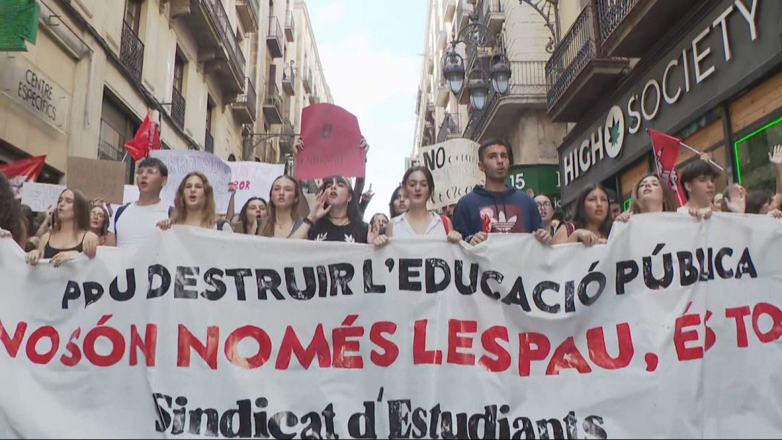 Centenars d'estudiants es manifesten a Barcelona des de les 12:00 h d'aquest divendres