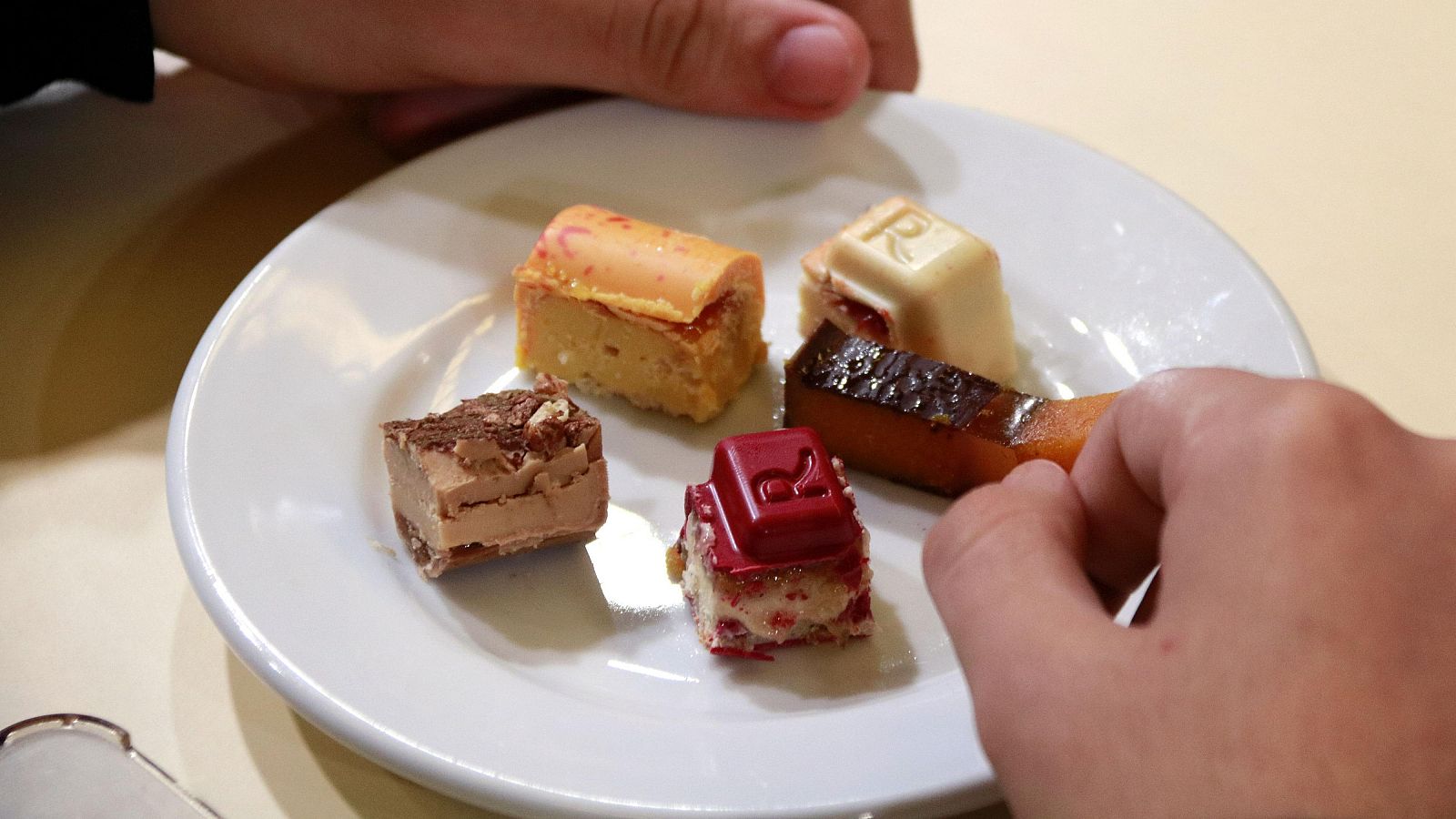 Tast de torrons dels alumnes d'hostaleria en el marc de la Fira del Torró d'Agramunt