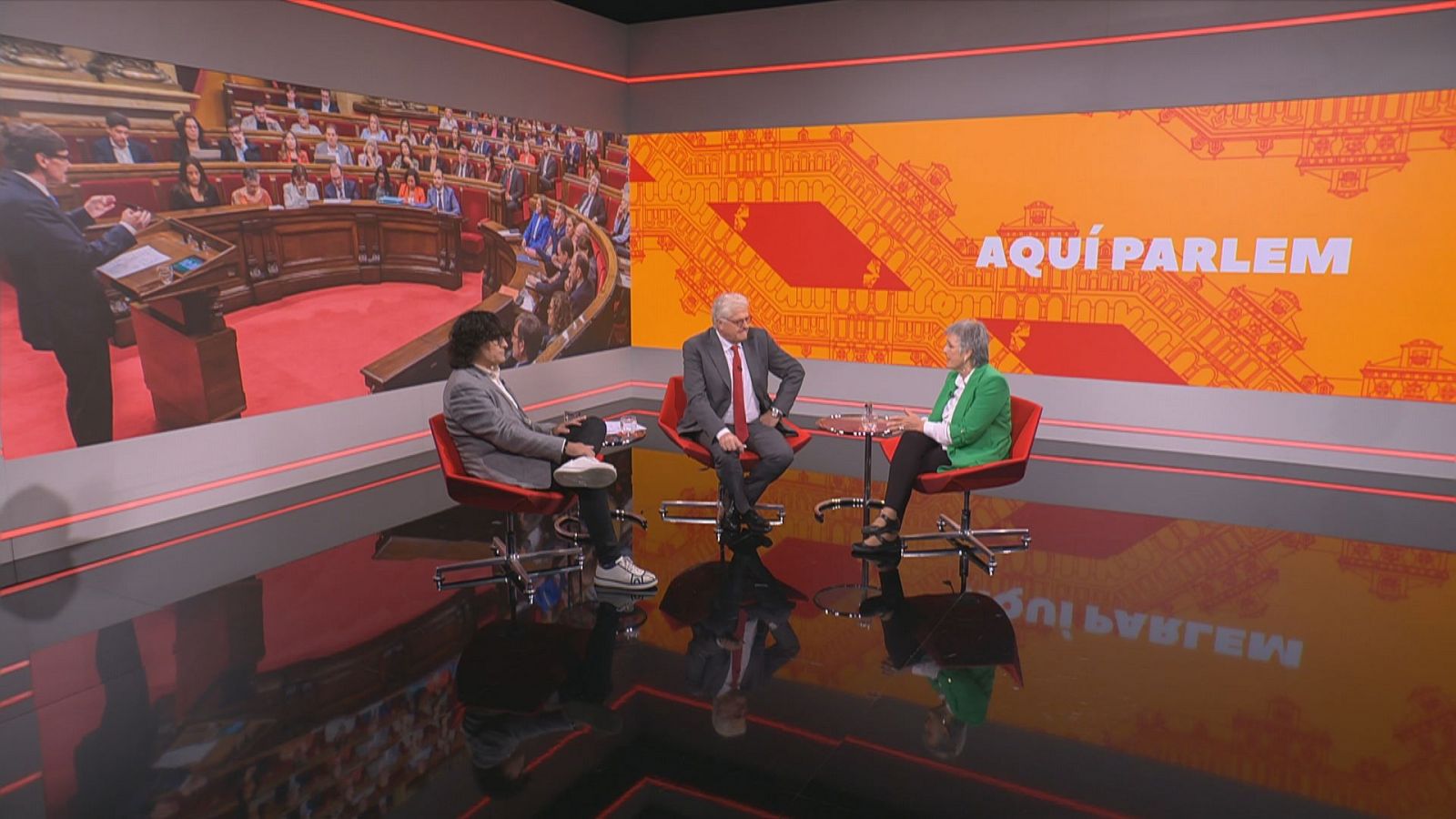 Carles Fernández, Milagros Pérez Oliva i Lluís Falgàs asseguts a les butaques del plató de l'Aquí Parlem