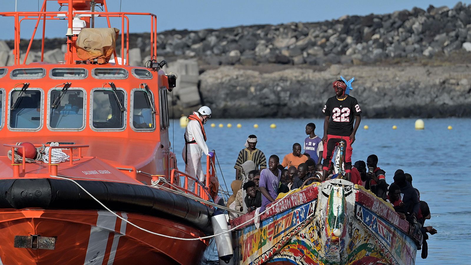 Salvamento Marítimo rescata a un joven de 21 años y a dos menores de 15 en una patera a 100 millas de Mallorca