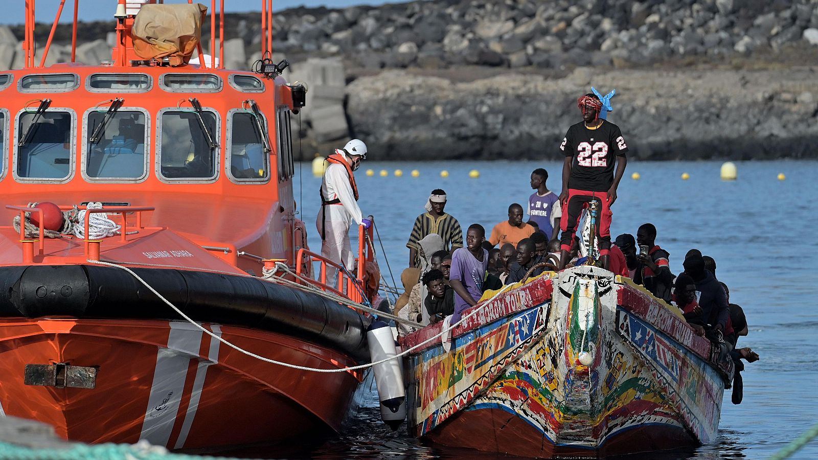 Llegan dos cayucos con casi 300 personas a Canarias