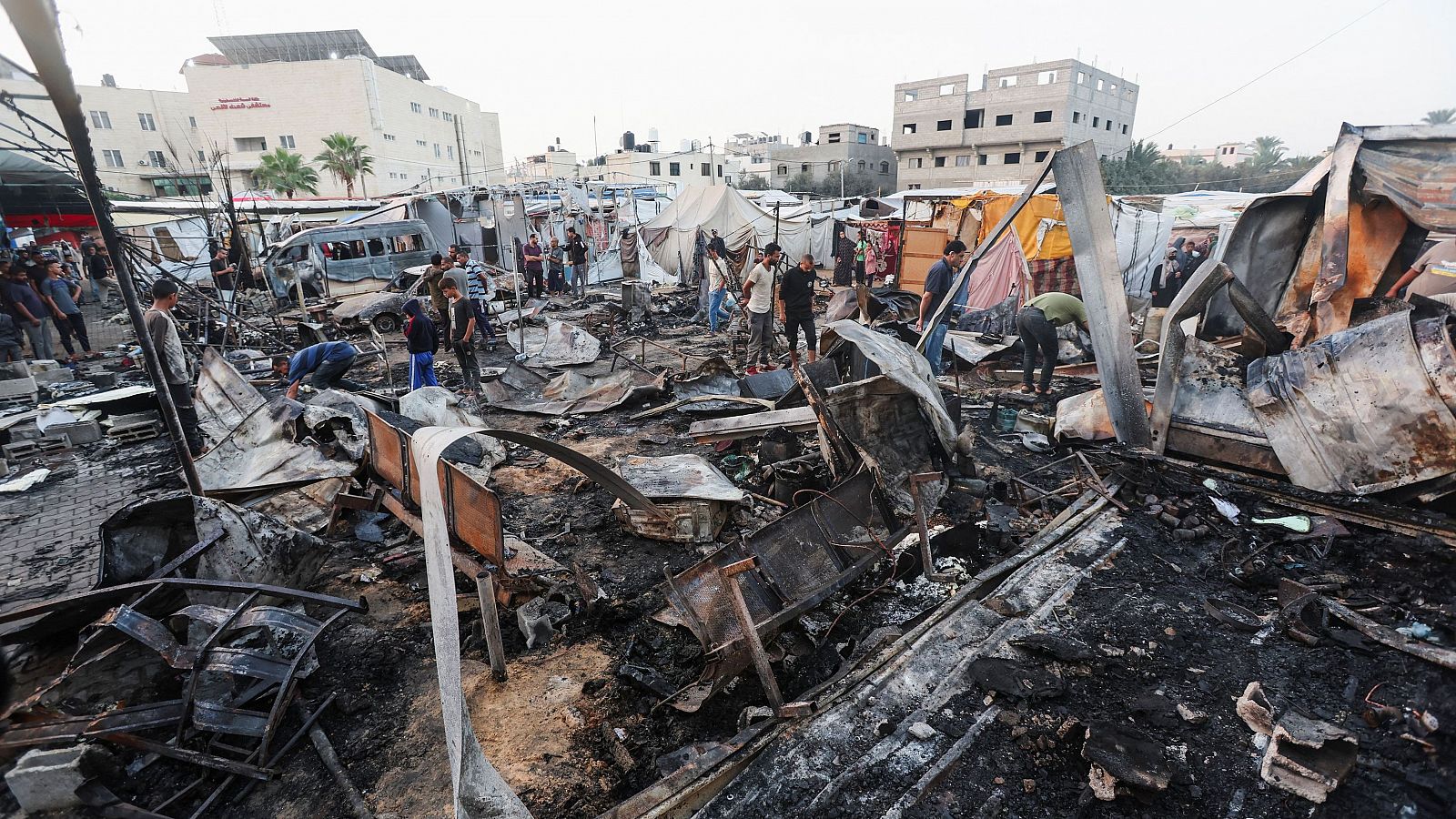 Varios muertos tras un ataque israelí contra tiendas de desplazados en un hospital de Gaza