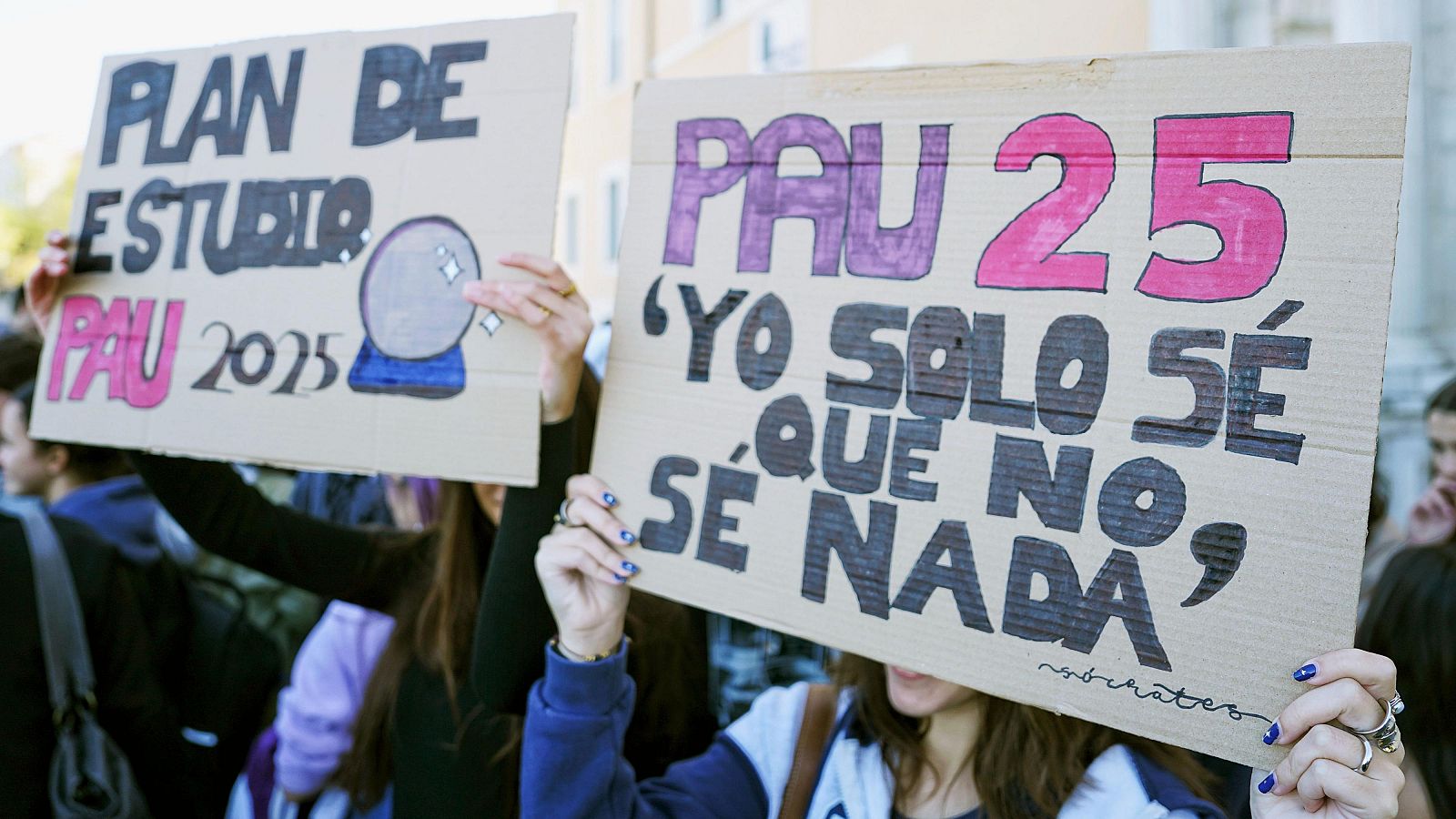 Huelga de estudiantes por la nueva selectividad: imagen de la manifestación en Valladolid del pasado viernes con carteles en los que se puede leer PAU 2025 Yo solo sé que no sé nada