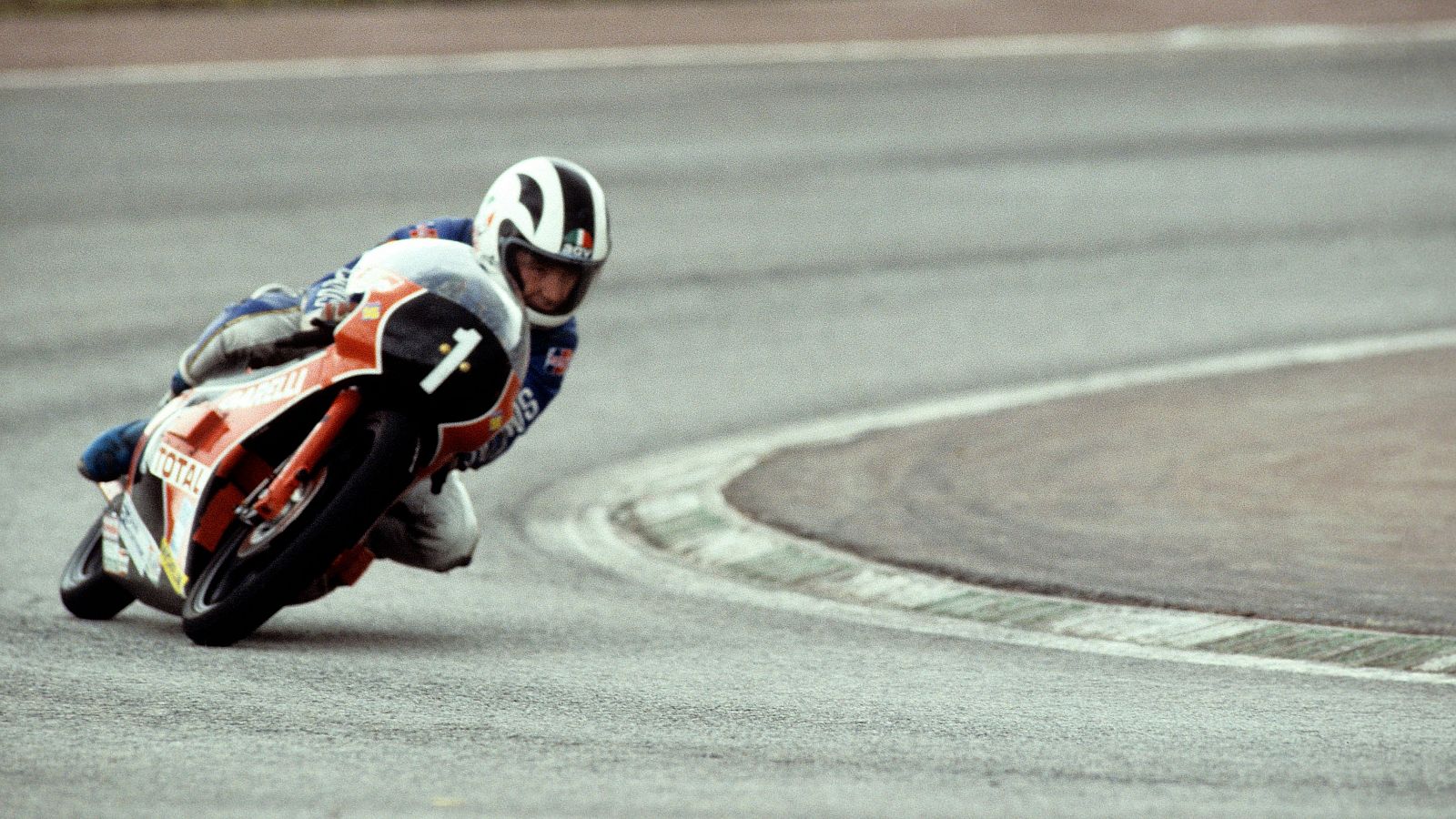 El piloto español, Ángel Nieto, de Galleri durante la carrera de 125 cc en el Gran Premio de España de Motociclismo, celebrado en el circuito del Jarama