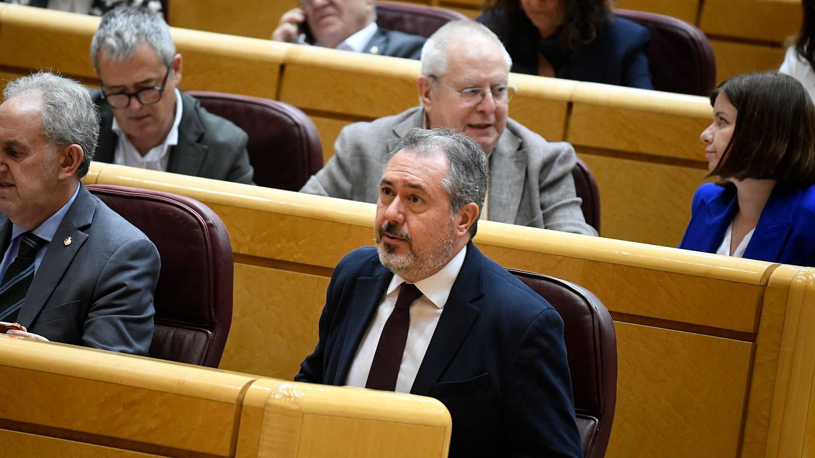 El senador socialista Juan Espadas (c) durante un pleno extraordinario en el Senado