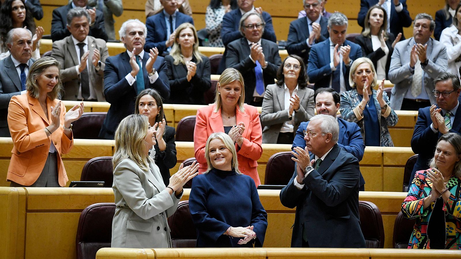 La bancada del PP aplaude la intervencion de la senadora Marimar Blanco.