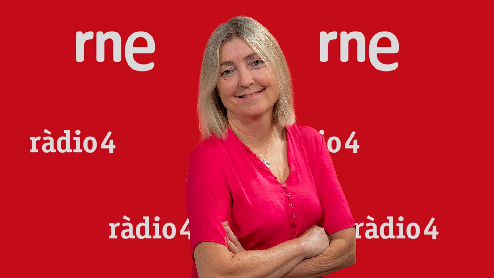 Marga Lluch amb el logo de Ràdio 4 i RNE