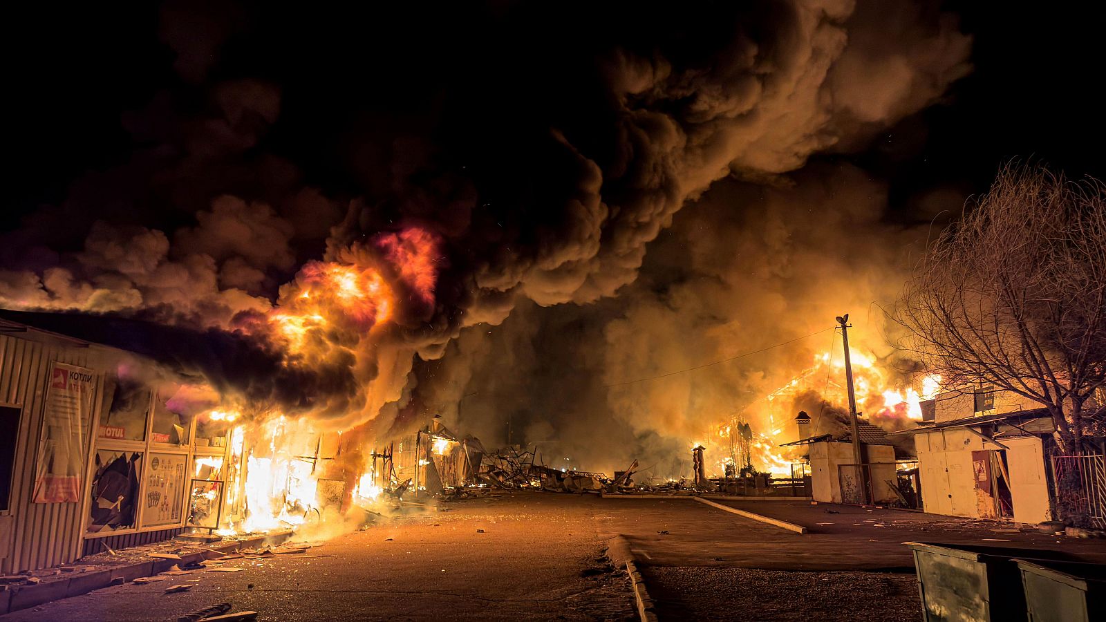 Un mercado local arde tras un ataque ruso en la región ucraniana de Nikolaiev